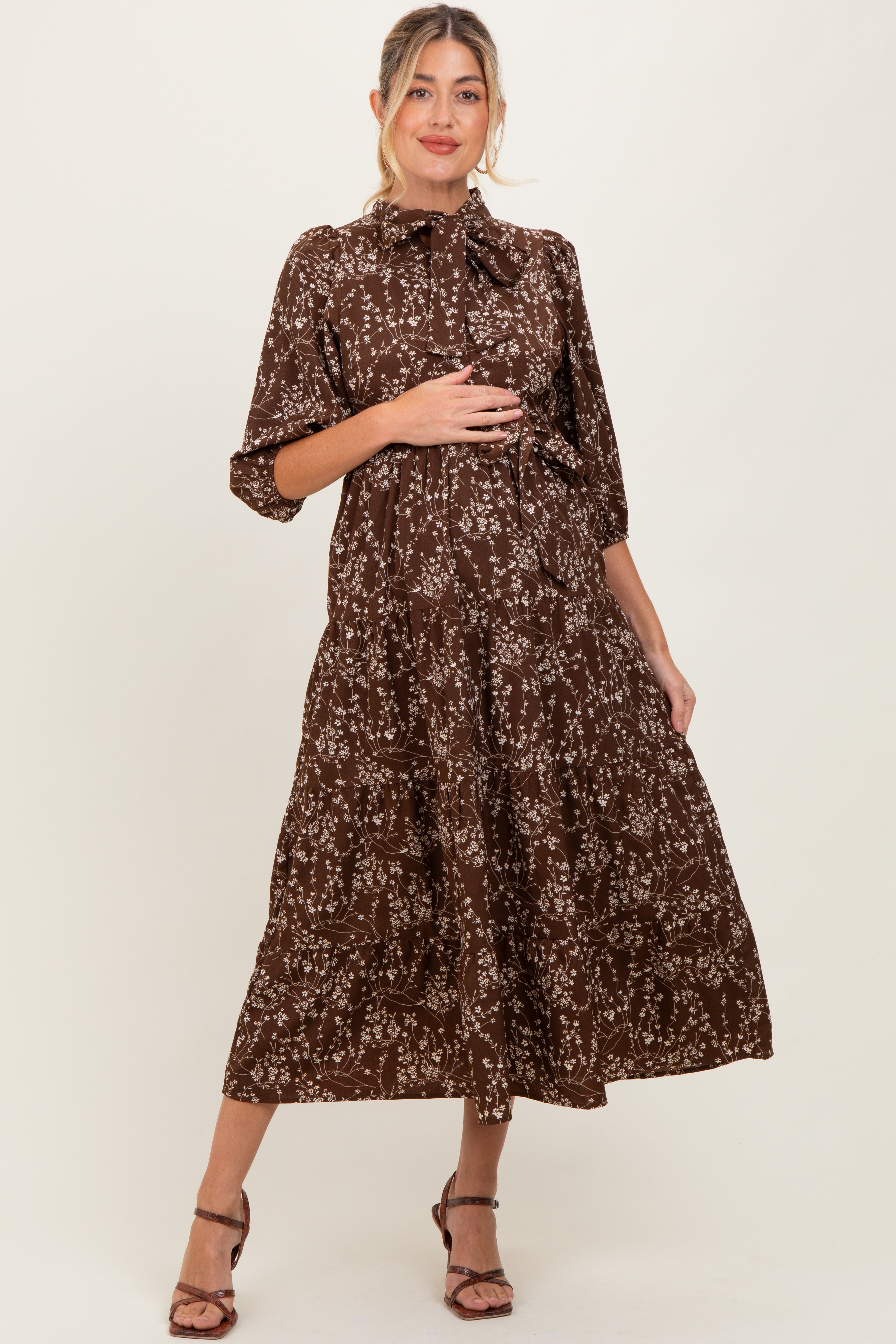 Braunes Umstands-Midikleid mit Blumenmuster und Schleife am Ausschnitt