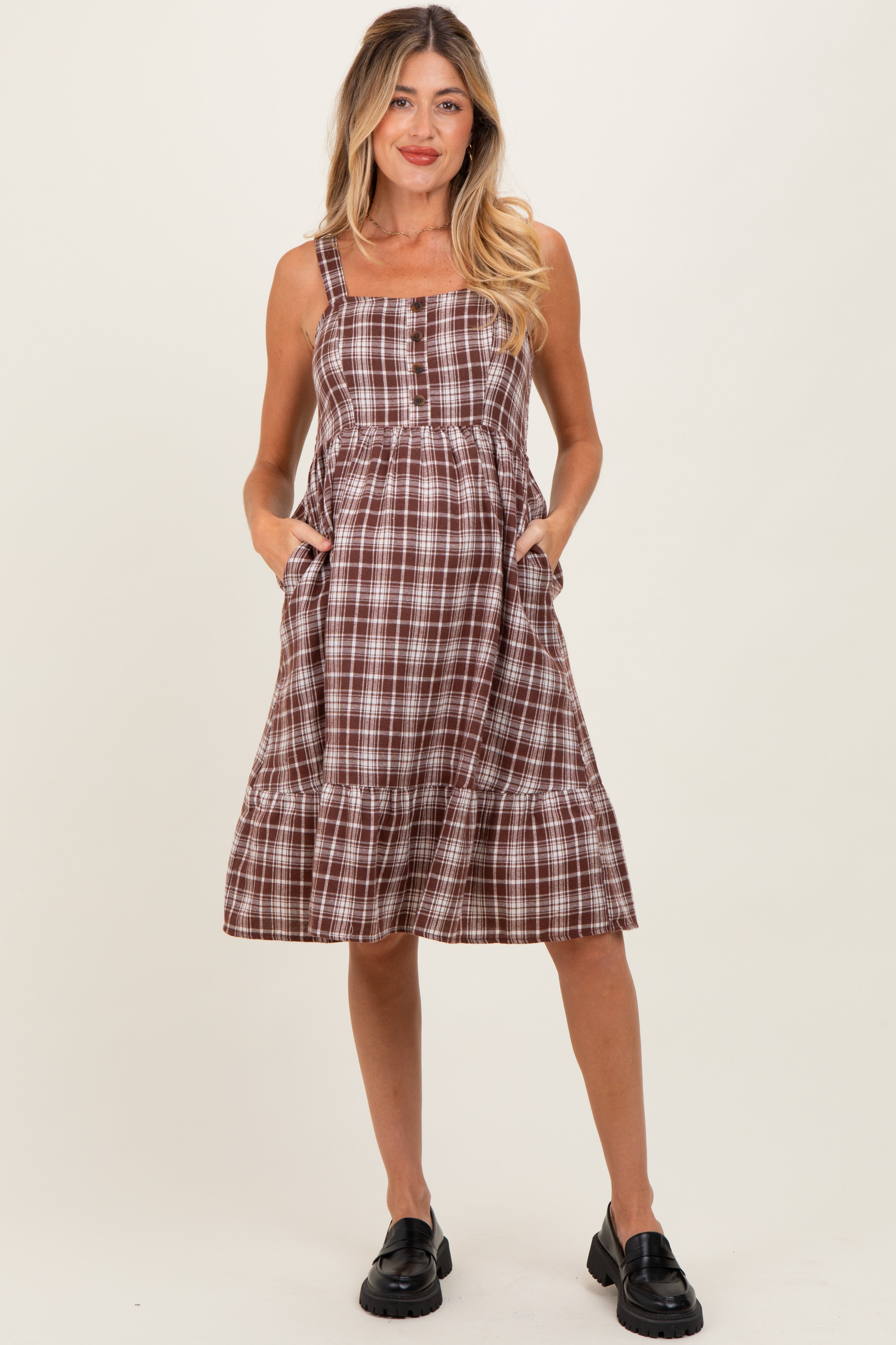 Braunes Umstands-Midikleid mit Karomuster und eckigem Ausschnitt