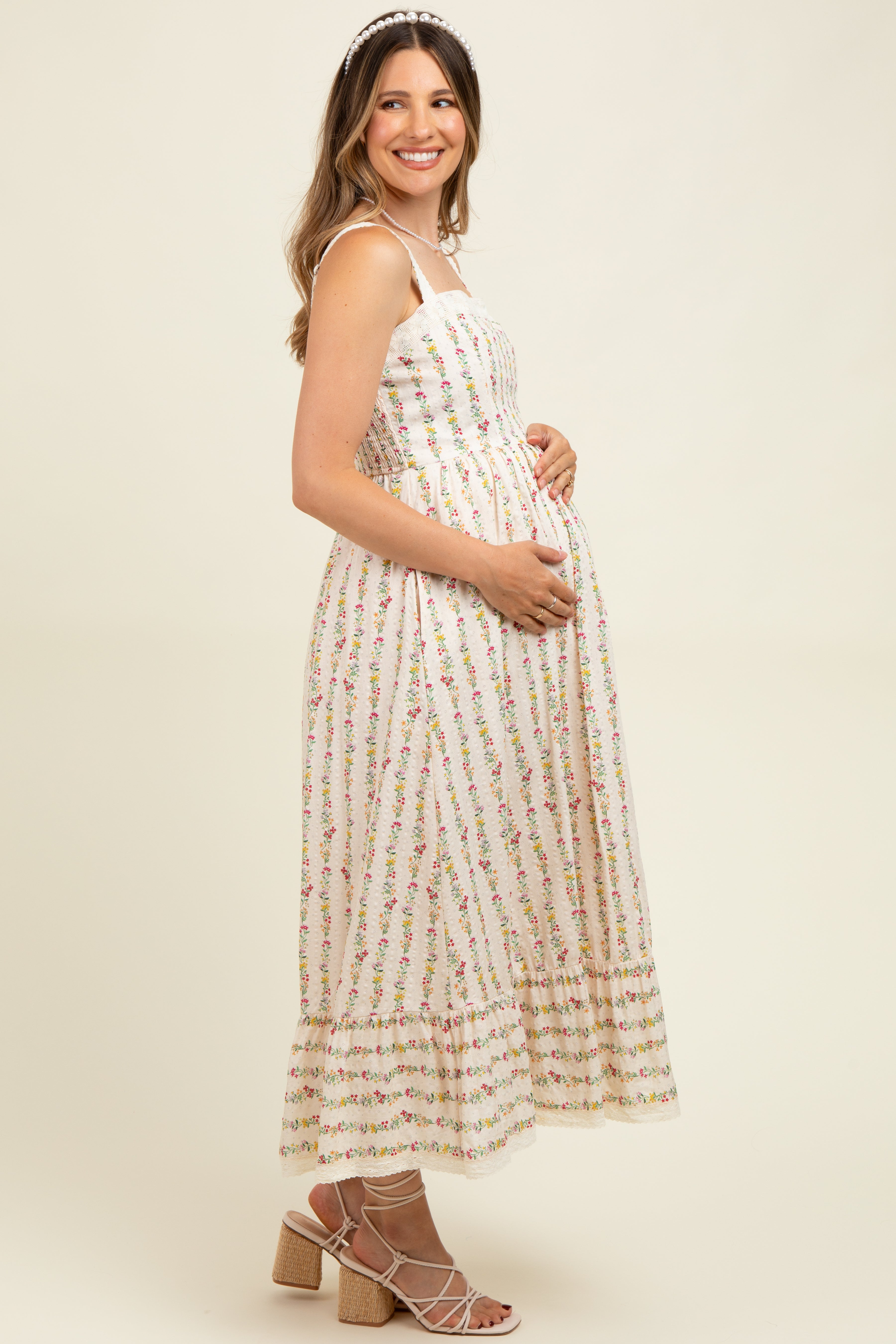 Geblümtes Umstands-Maxikleid aus strukturierter Baumwolle mit Spitzenbesatz in Creme