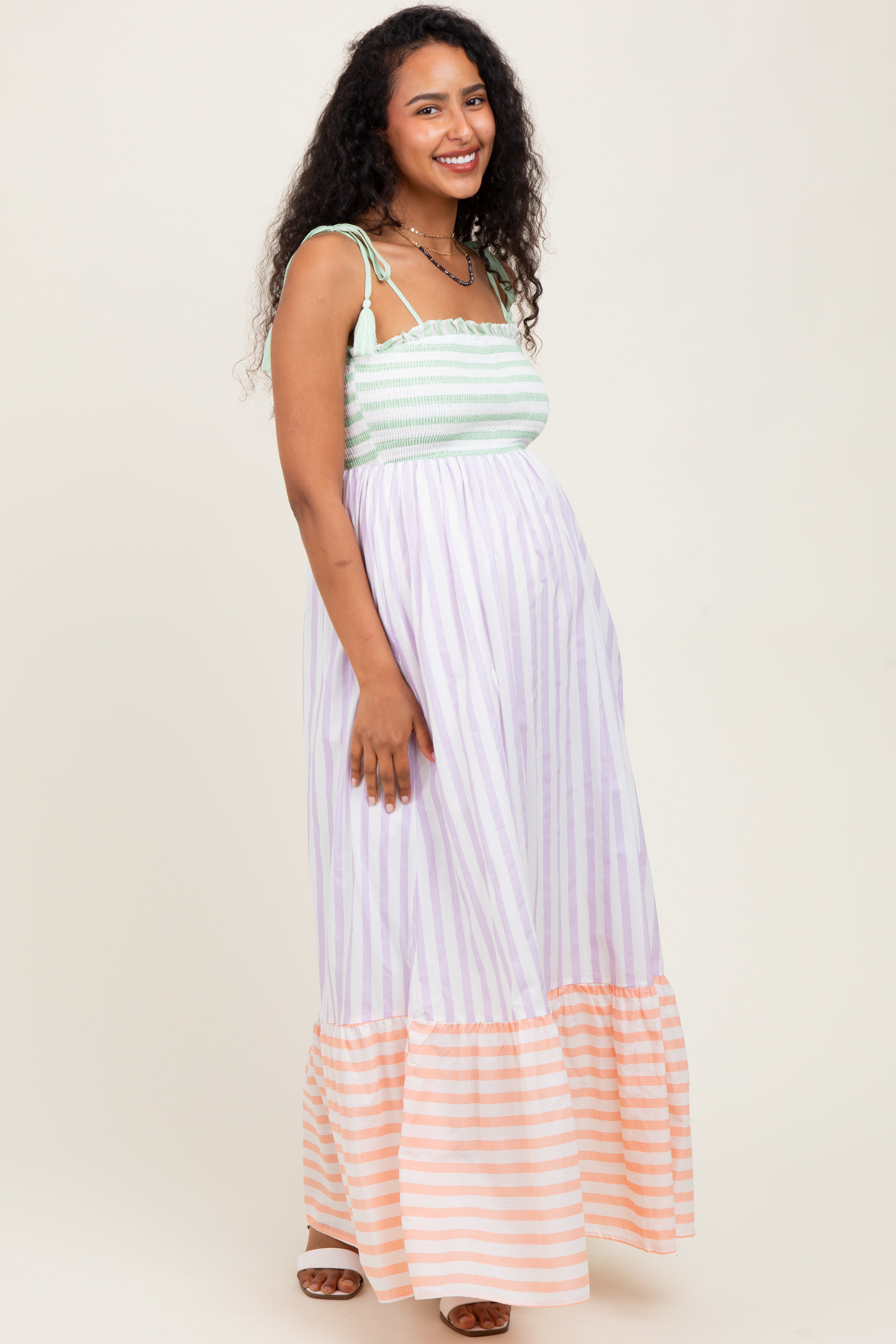 Gestreiftes Umstands-Maxikleid im Colour-Block-Design mit Schulterbindung in Lavendel