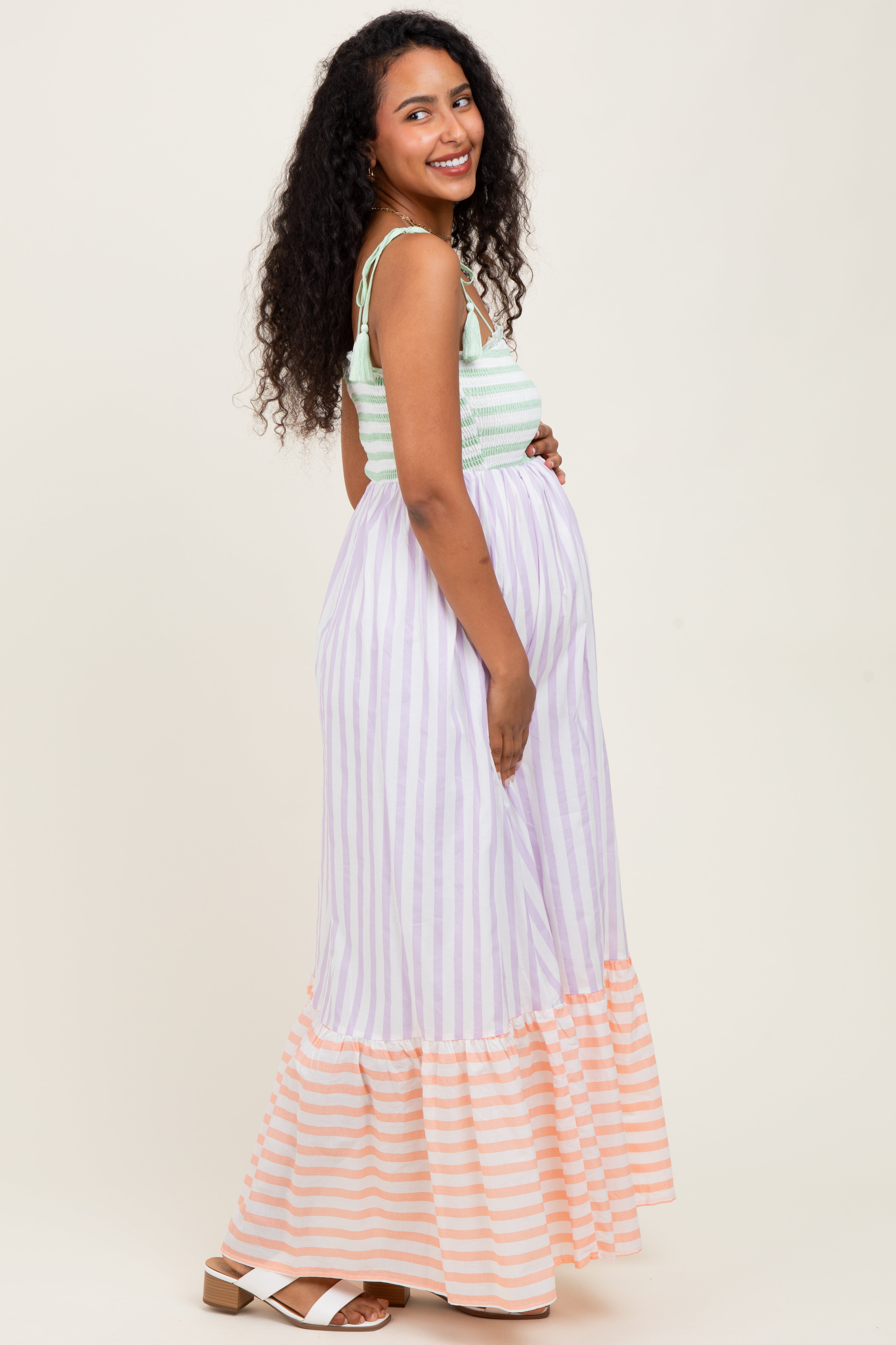 Gestreiftes Umstands-Maxikleid im Colour-Block-Design mit Schulterbindung in Lavendel