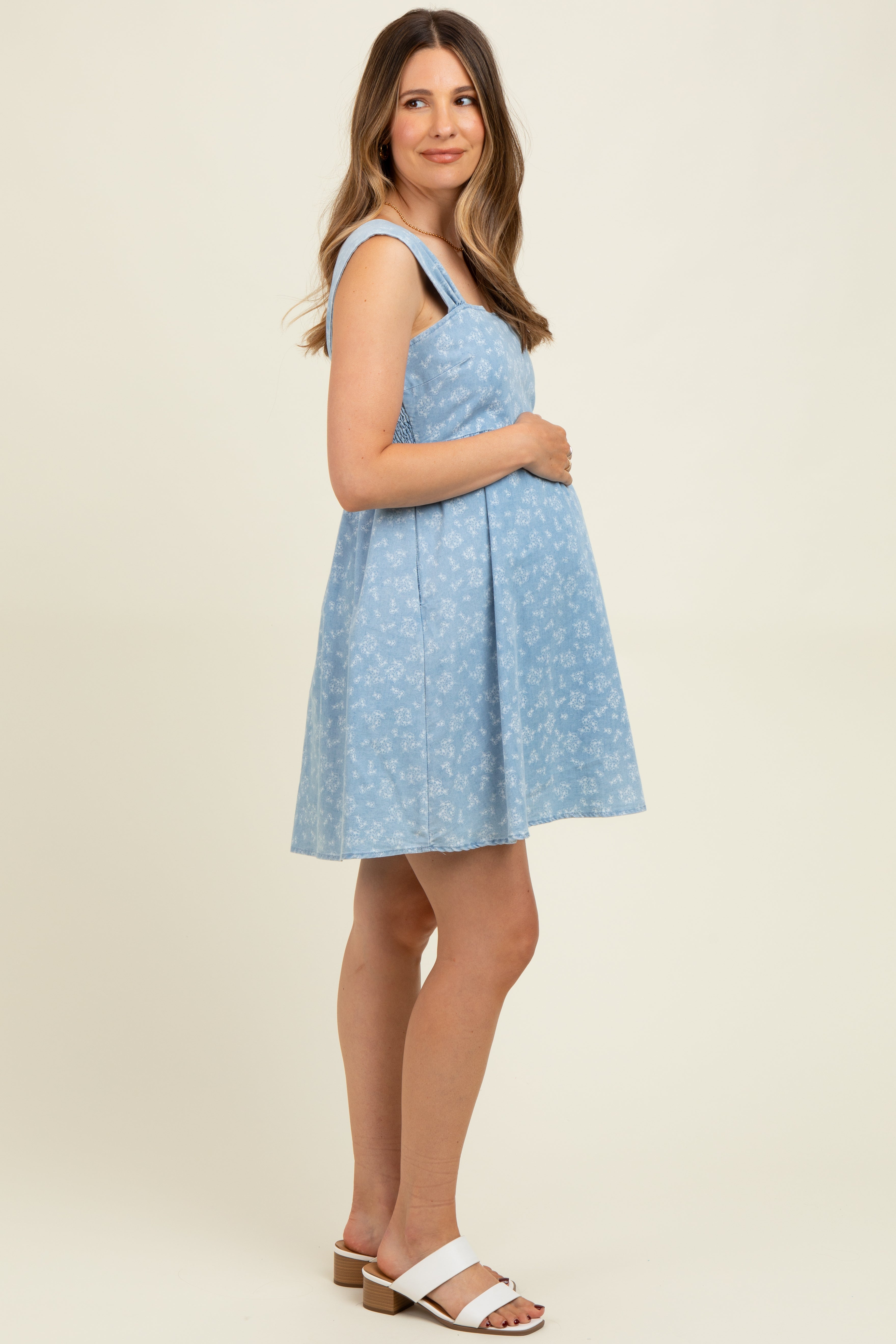 Geblümtes Umstands-Minikleid aus Chambray in Hellblau
