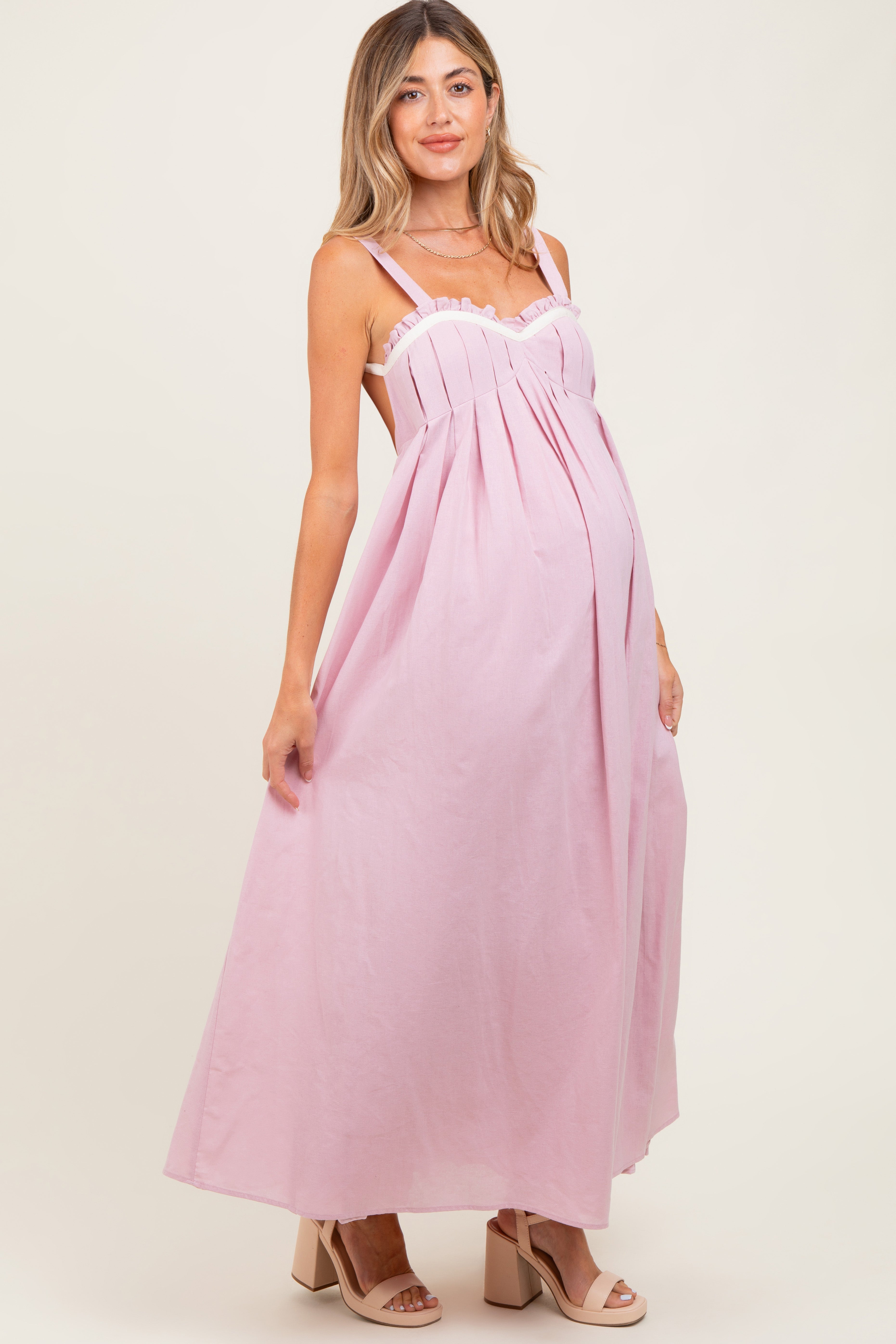 Umstands-Maxikleid mit Herzausschnitt und offenem Rücken in Zartrosa