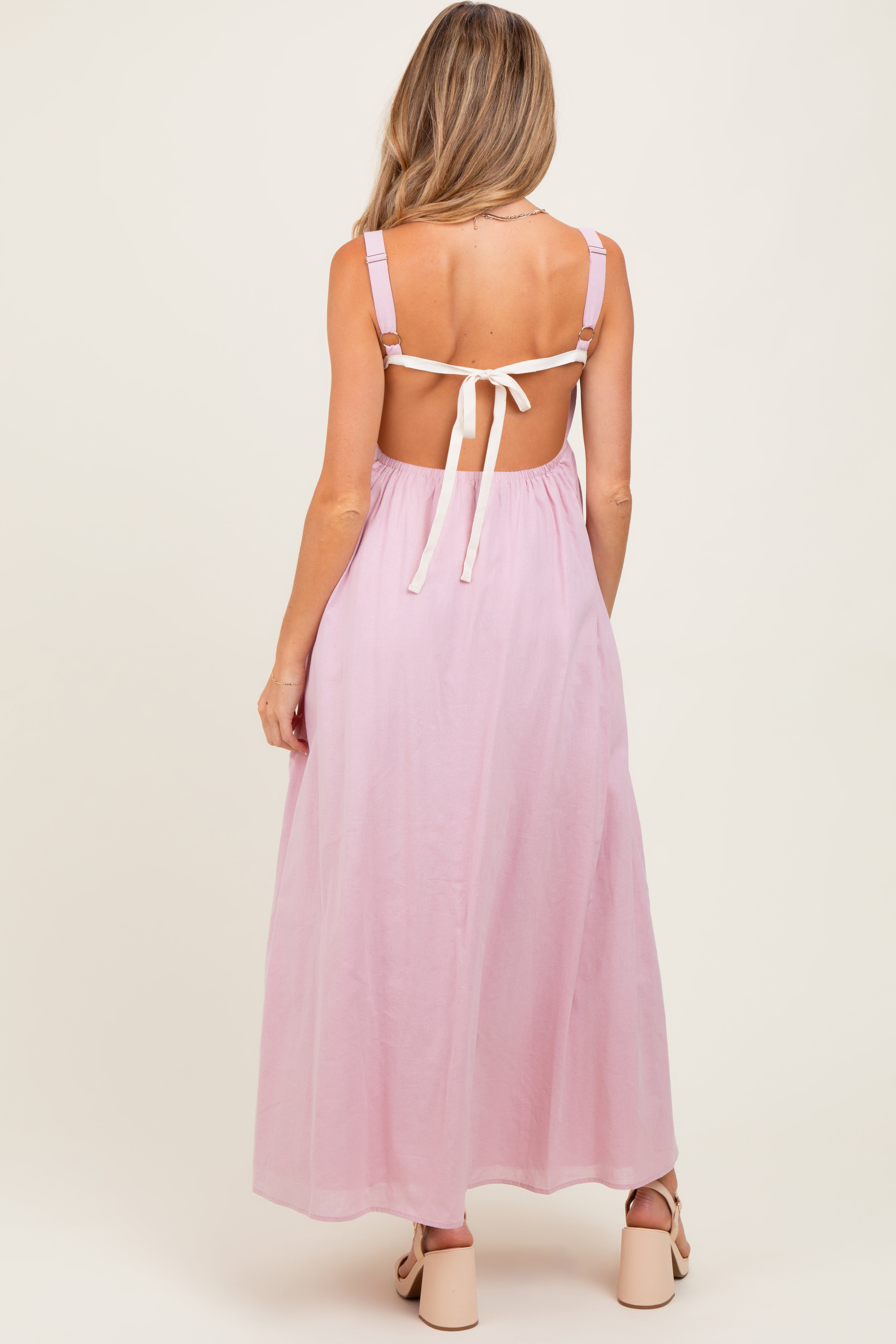 Umstands-Maxikleid mit Herzausschnitt und offenem Rücken in Zartrosa