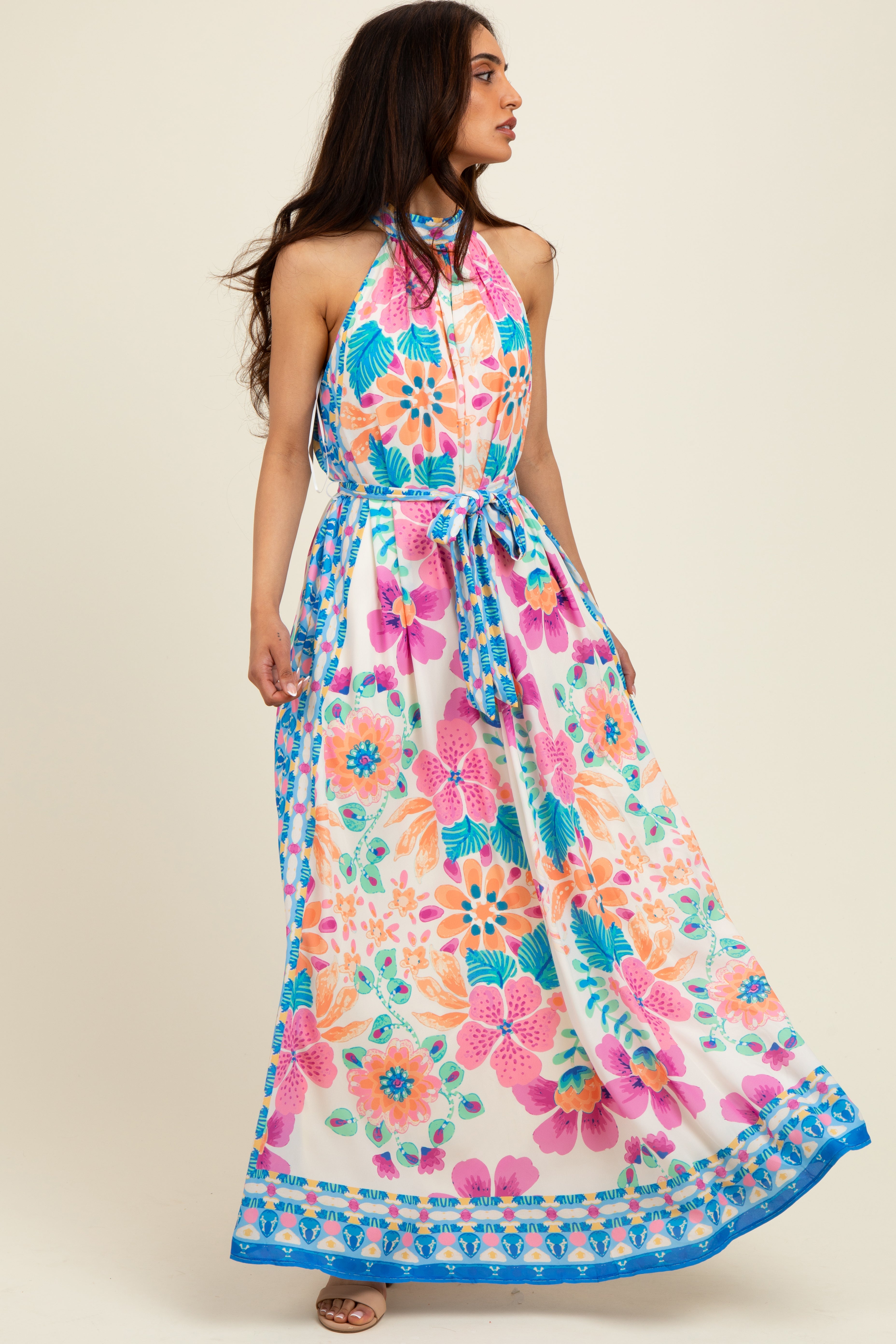 Umstands-Maxikleid mit Blumenbordüre und Neckholder-Ausschnitt