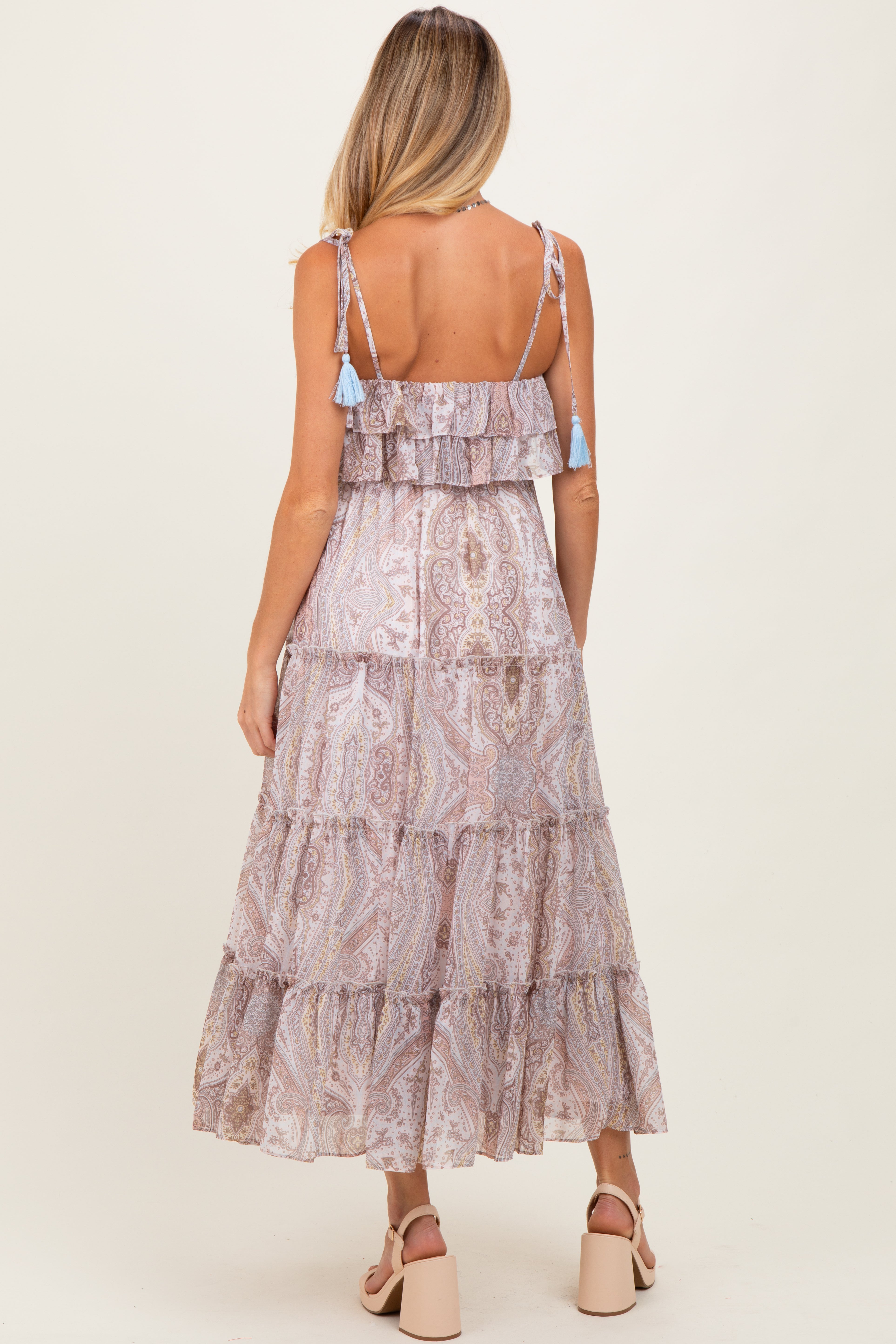 Beigefarbenes Umstands-Maxikleid mit Paisleymuster, Volants und Schulterbändern