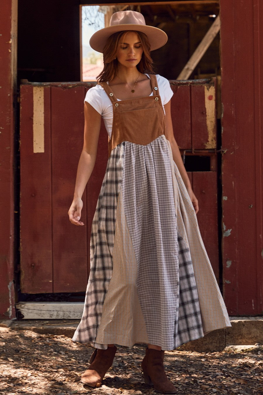 Umstands-Latzkleid aus Denim mit Karo- und Colorblock-Muster in Mokka