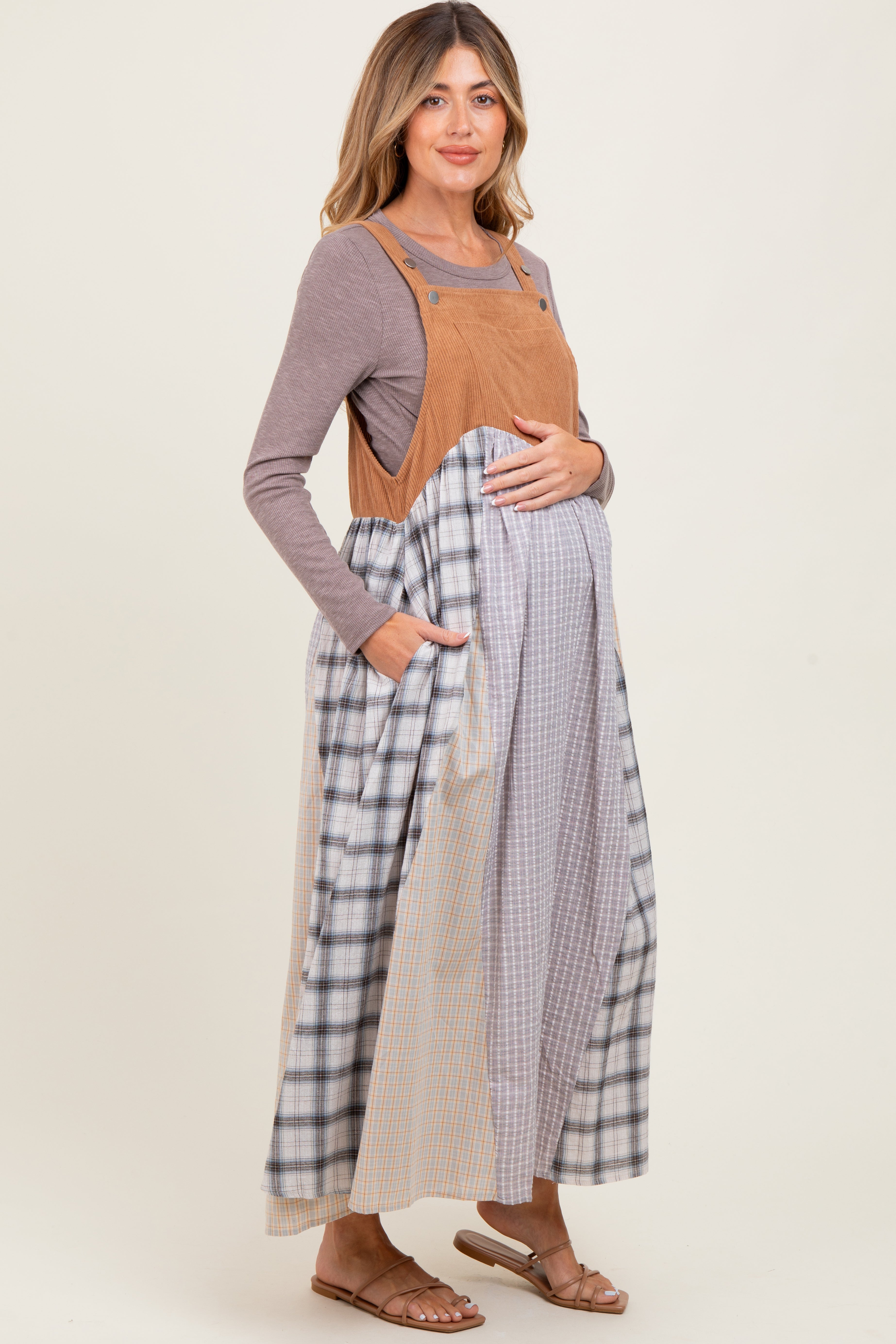 Umstands-Latzkleid aus Denim mit Karo- und Colorblock-Muster in Mokka