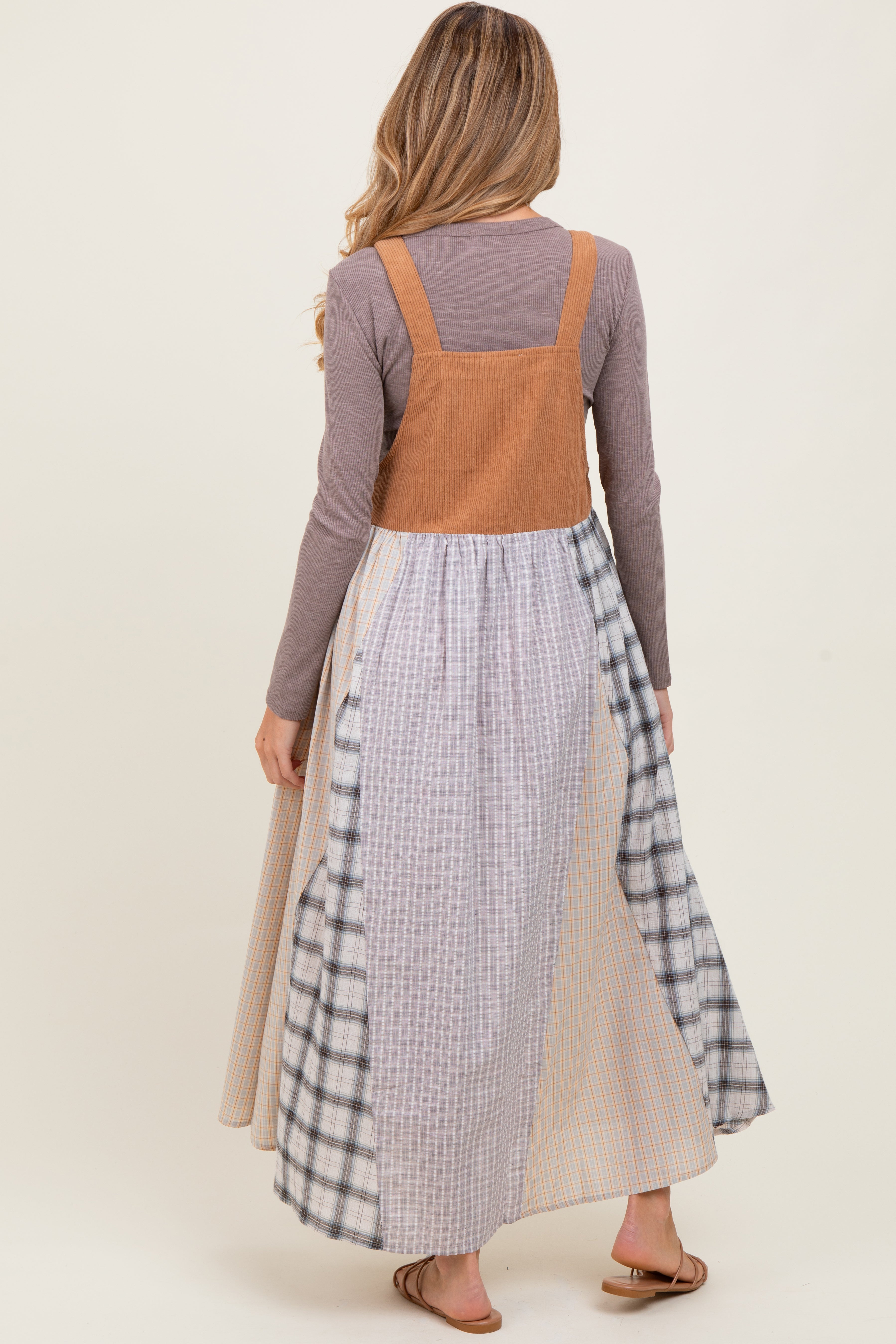 Umstands-Latzkleid aus Denim mit Karo- und Colorblock-Muster in Mokka
