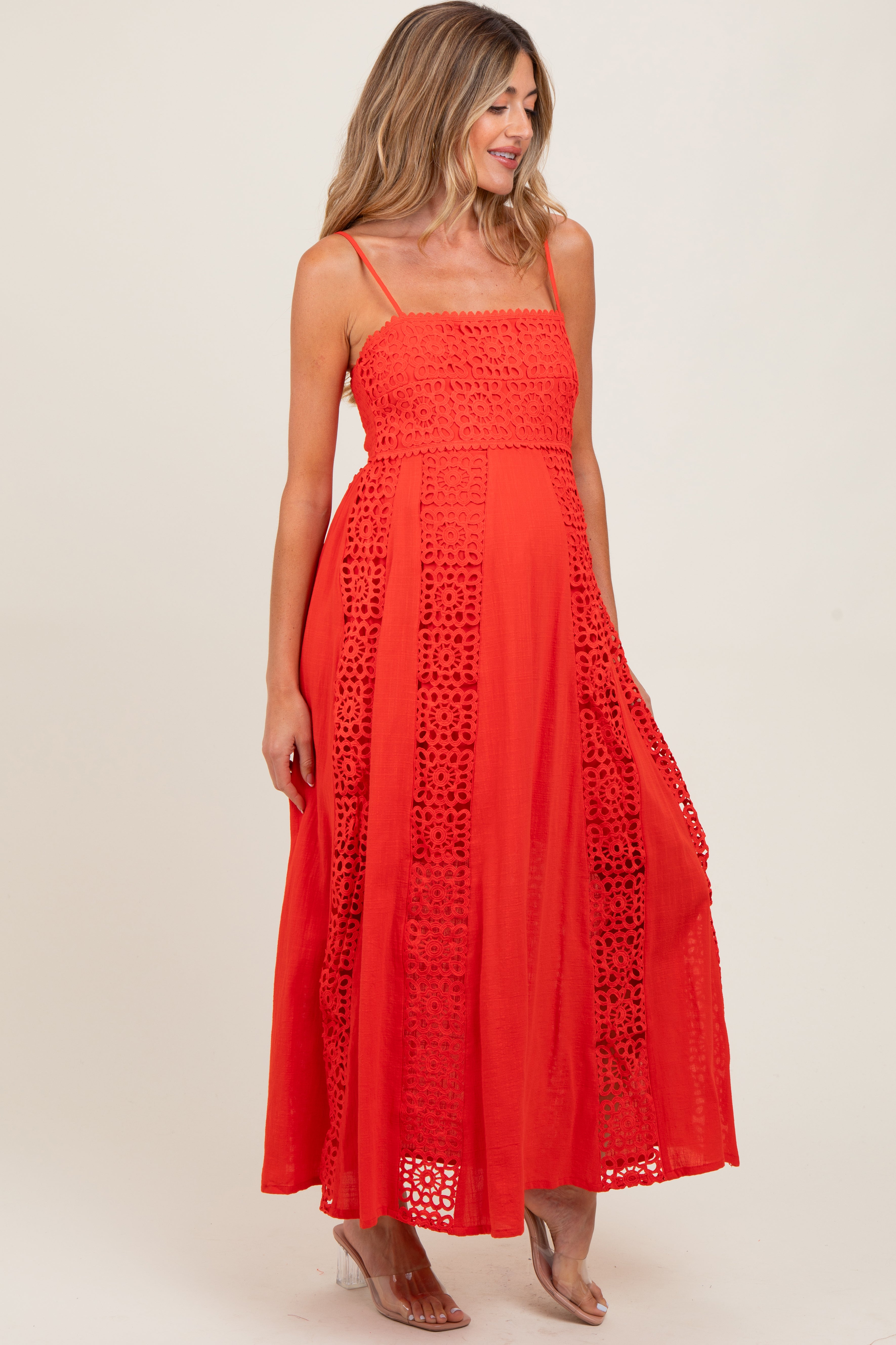 Korallenrotes Umstands-Maxikleid mit Häkelspitzen-Einsätzen
