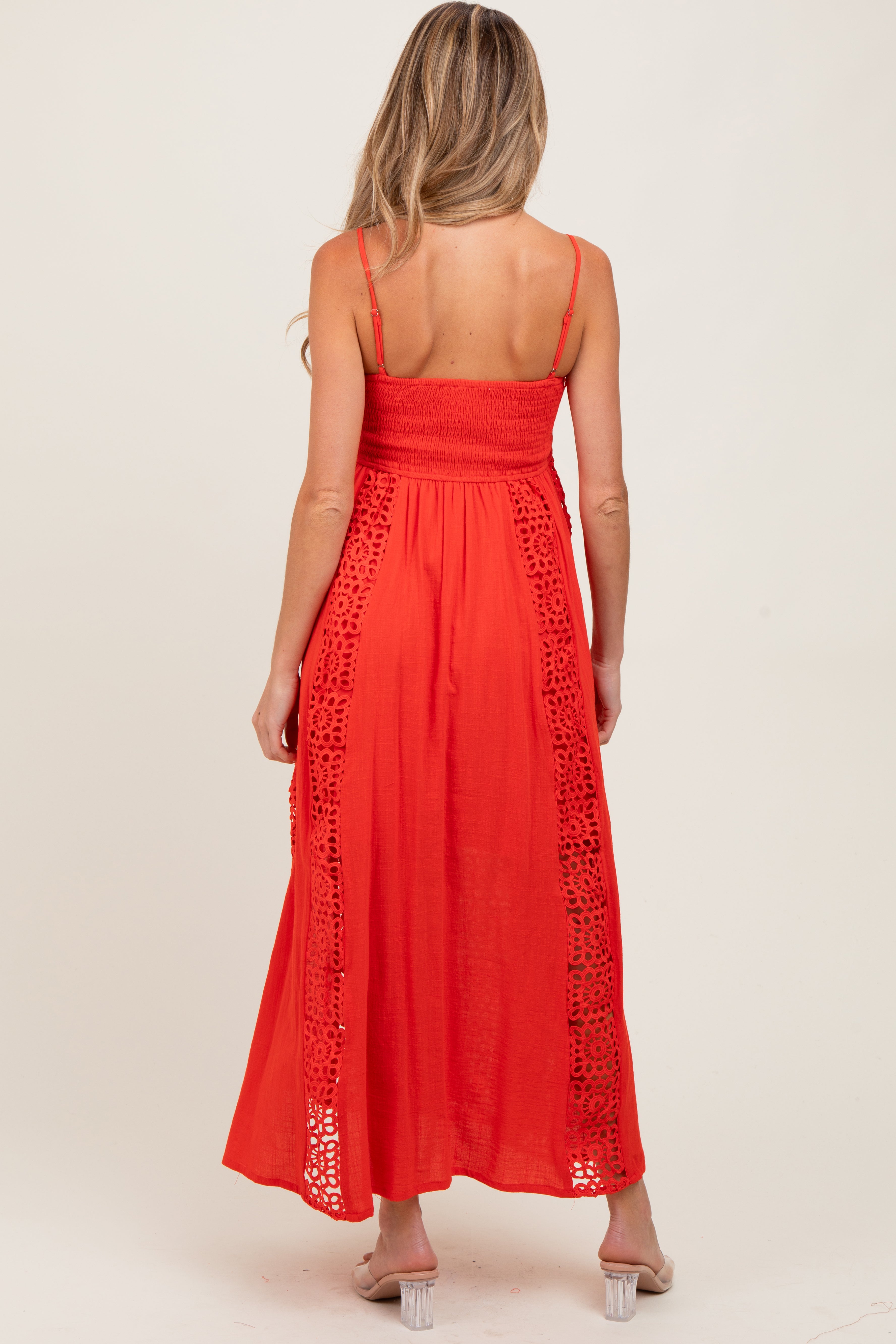 Korallenrotes Umstands-Maxikleid mit Häkelspitzen-Einsätzen