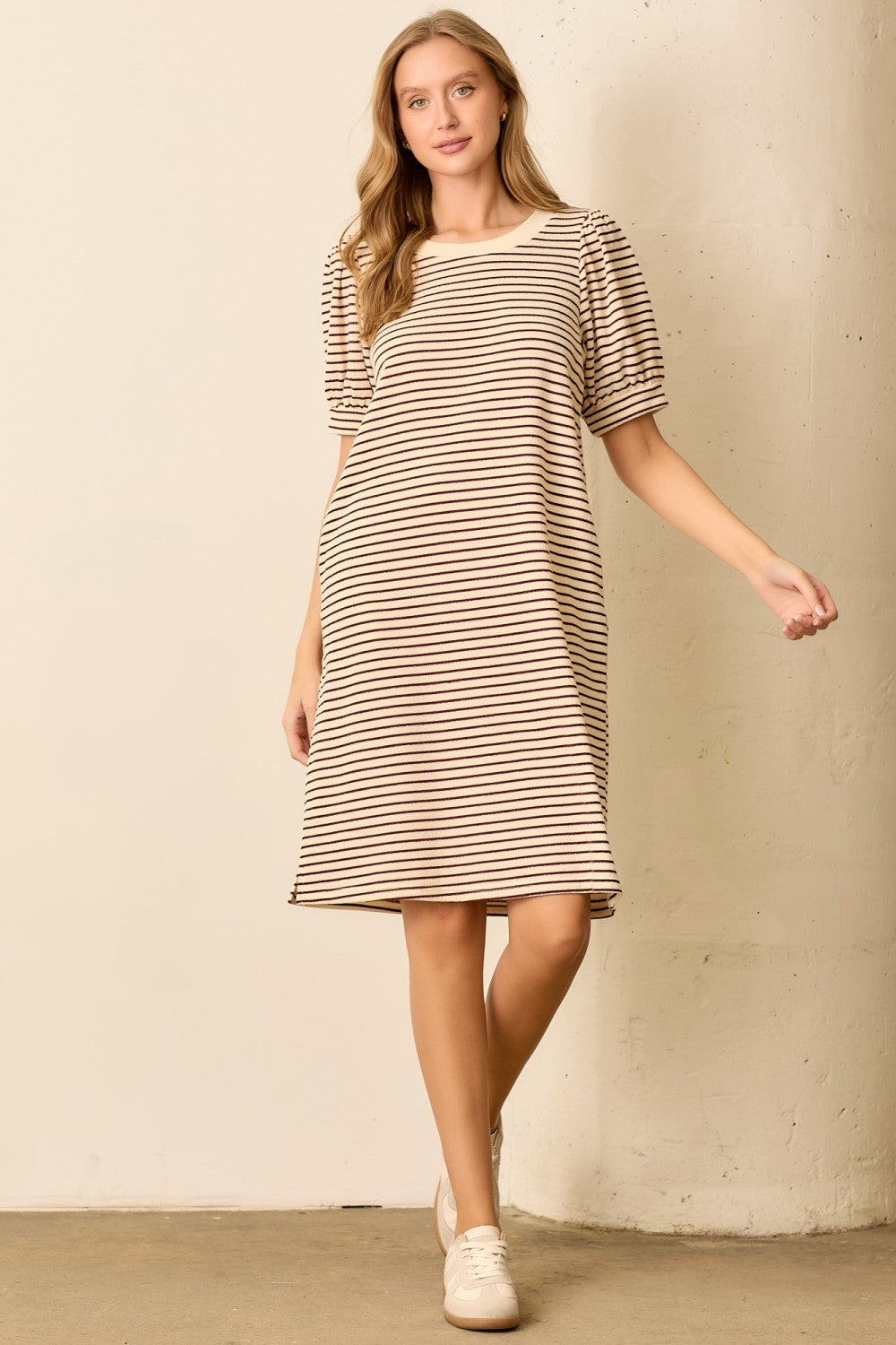 Umstands-Midi-T-Shirt-Kleid mit Streifen und Puffärmeln in Bordeaux