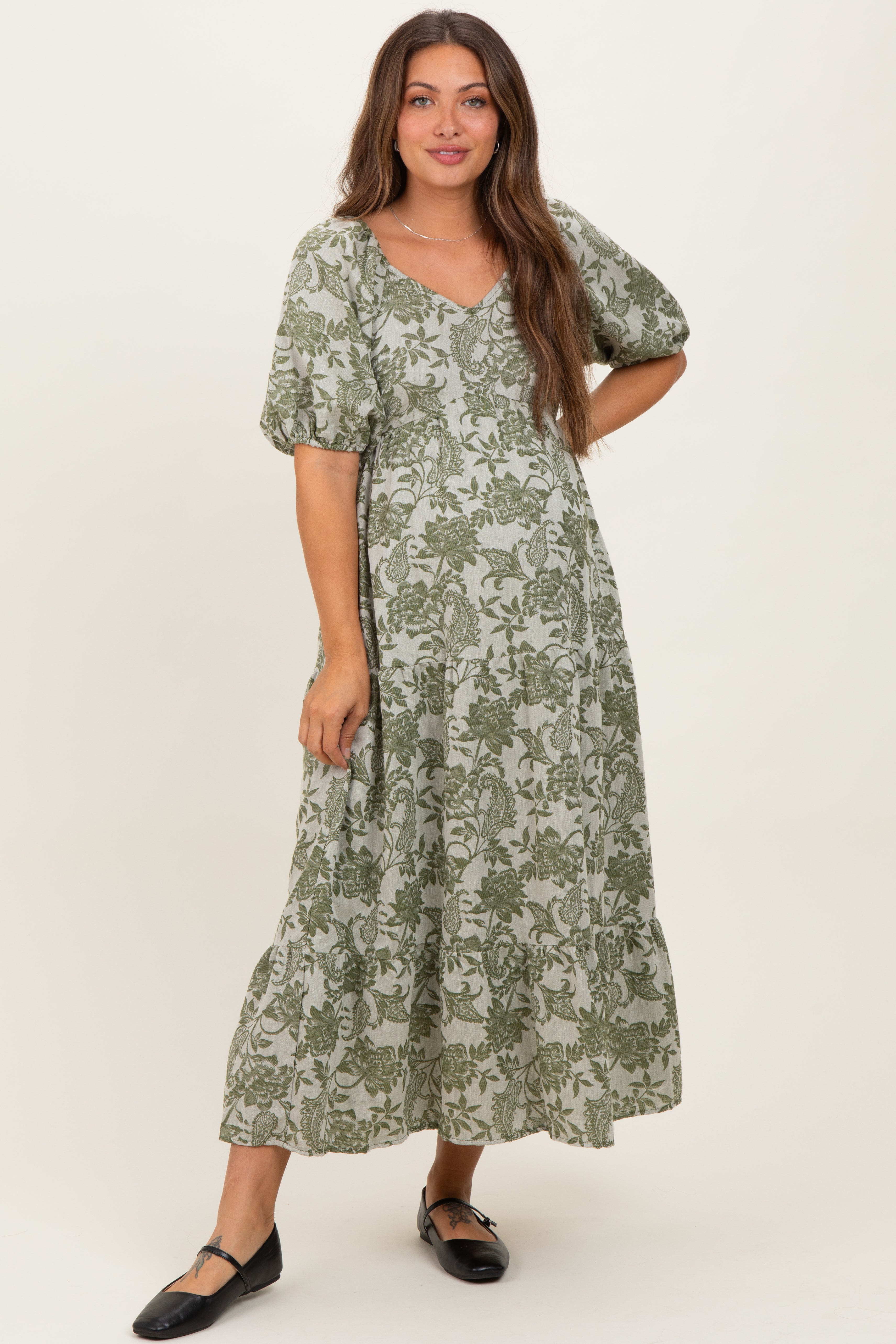 Olivfarbenes geblümtes Umstands-Midikleid mit V-Ausschnitt und 3/4-Ärmeln