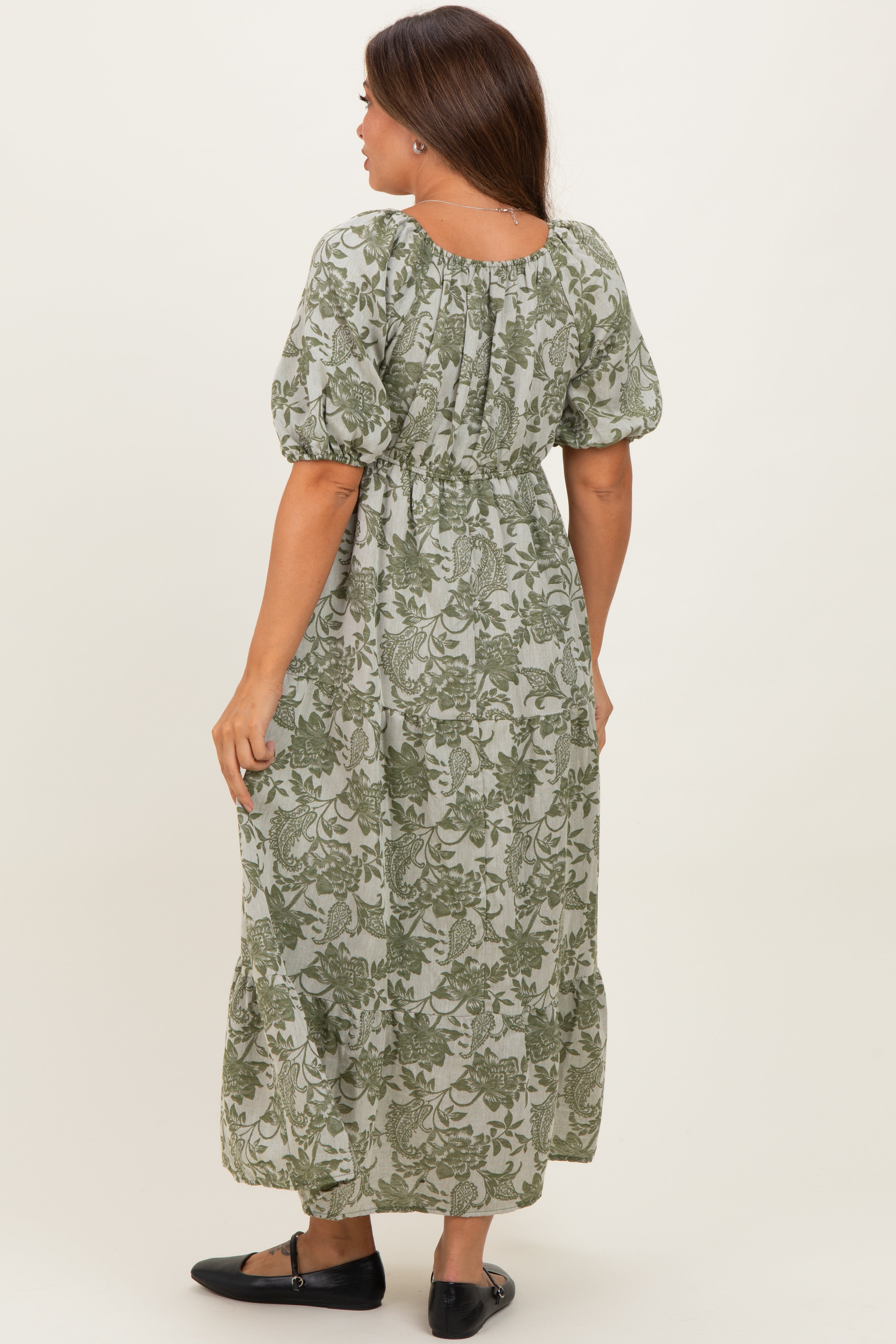 Olivfarbenes geblümtes Umstands-Midikleid mit V-Ausschnitt und 3/4-Ärmeln