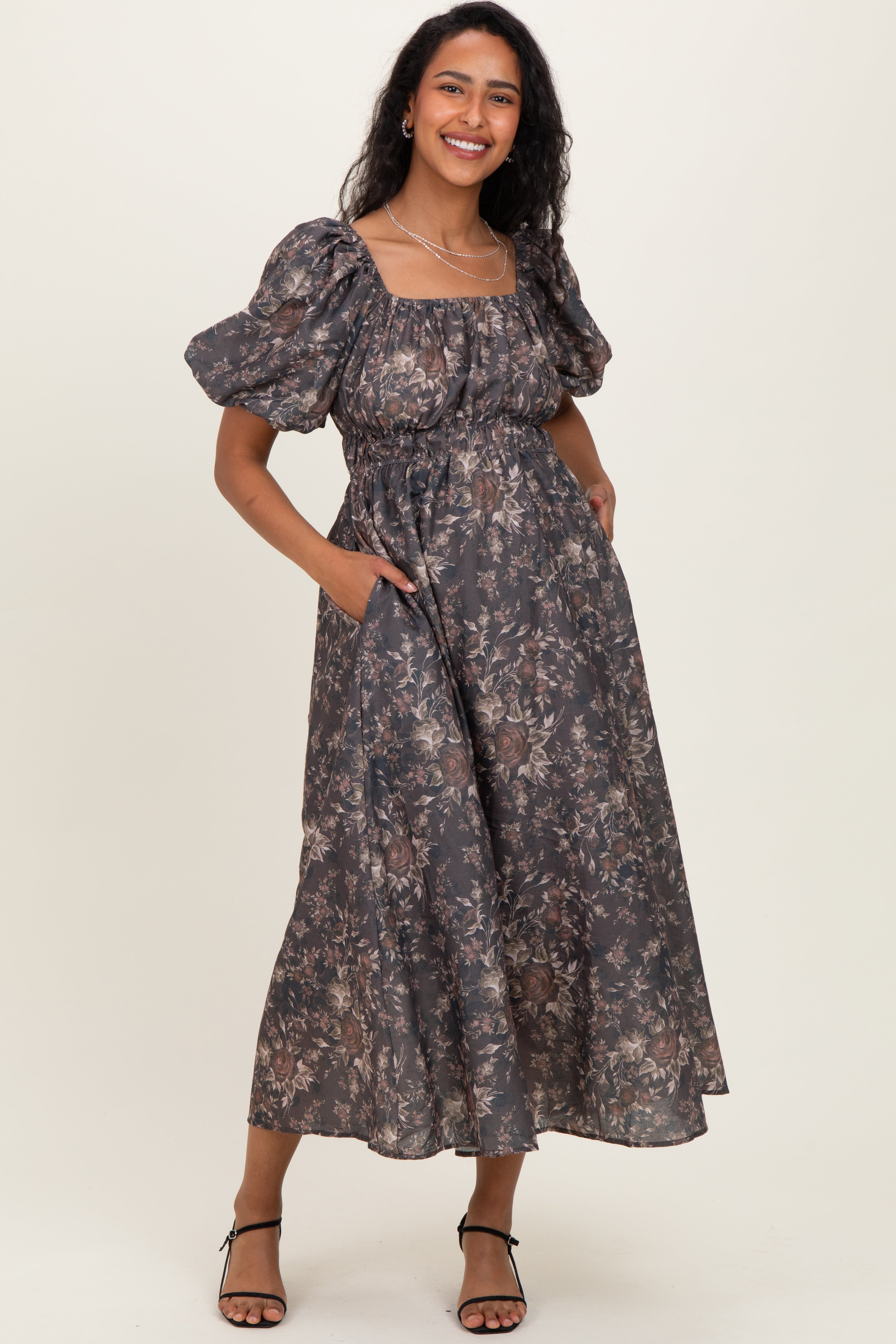 Braunes Umstands-Midikleid mit Blumenmuster und Puffärmeln