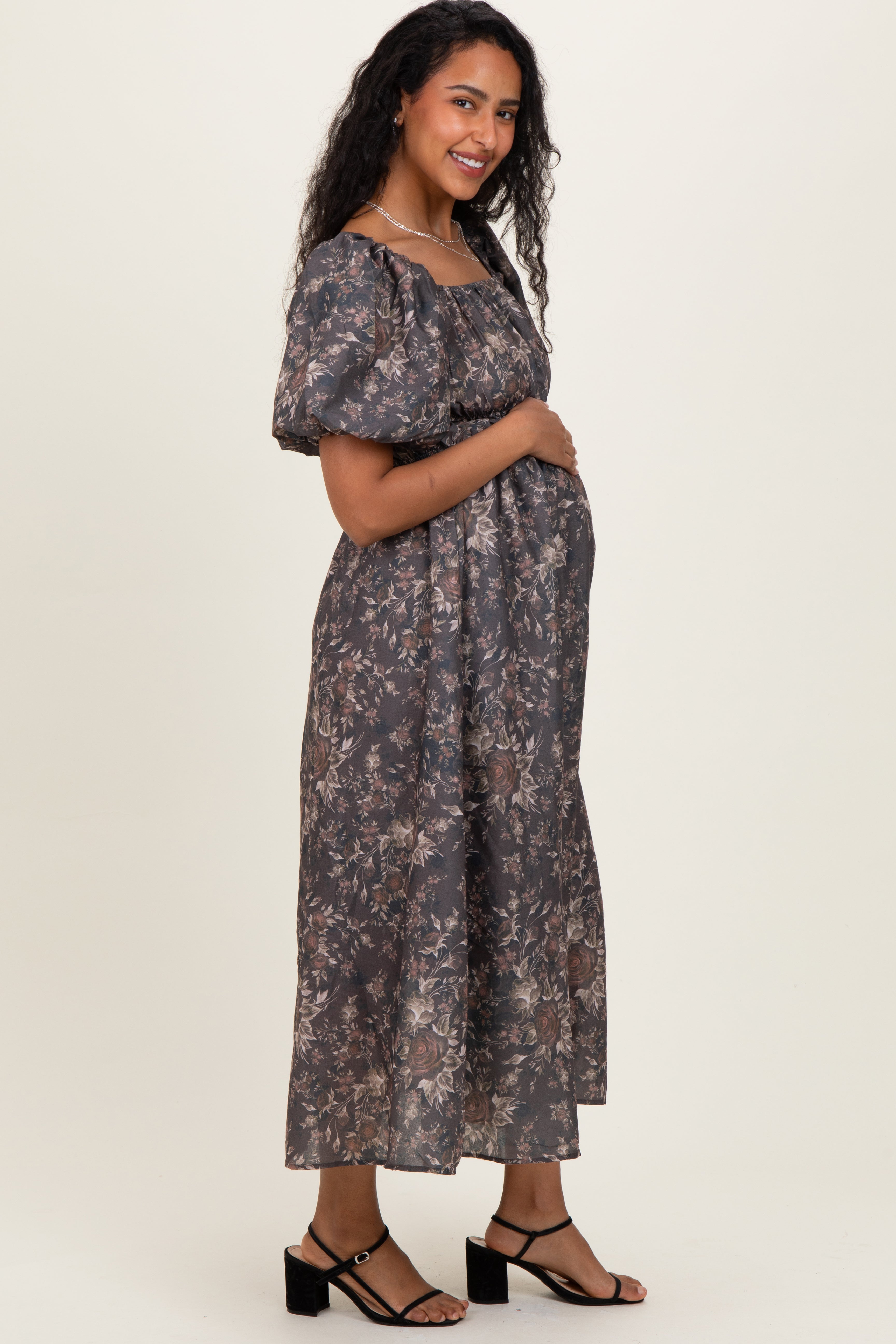 Braunes Umstands-Midikleid mit Blumenmuster und Puffärmeln