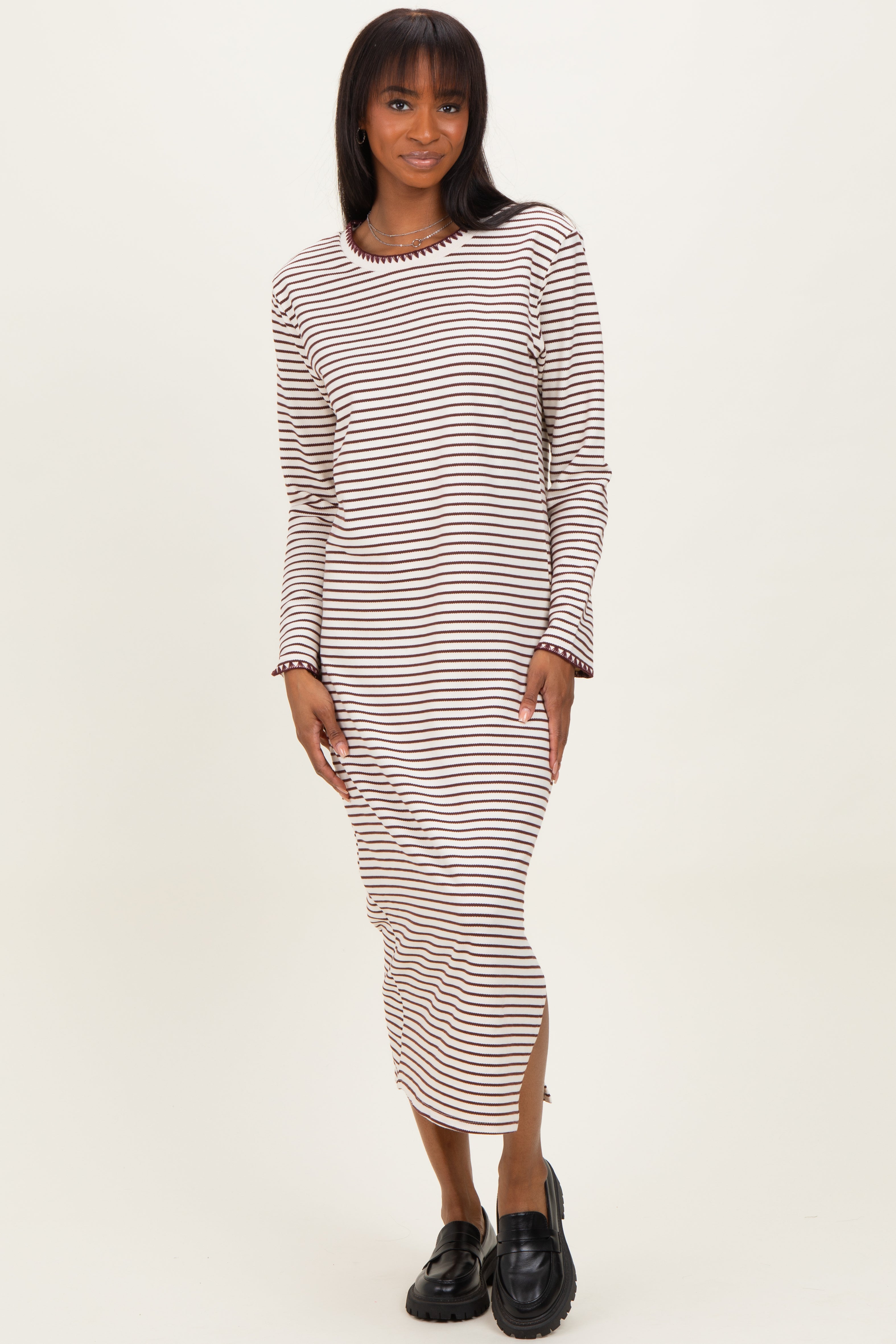 Cremefarbenes gestreiftes Umstands-Midikleid mit Ziernähten und langen Ärmeln