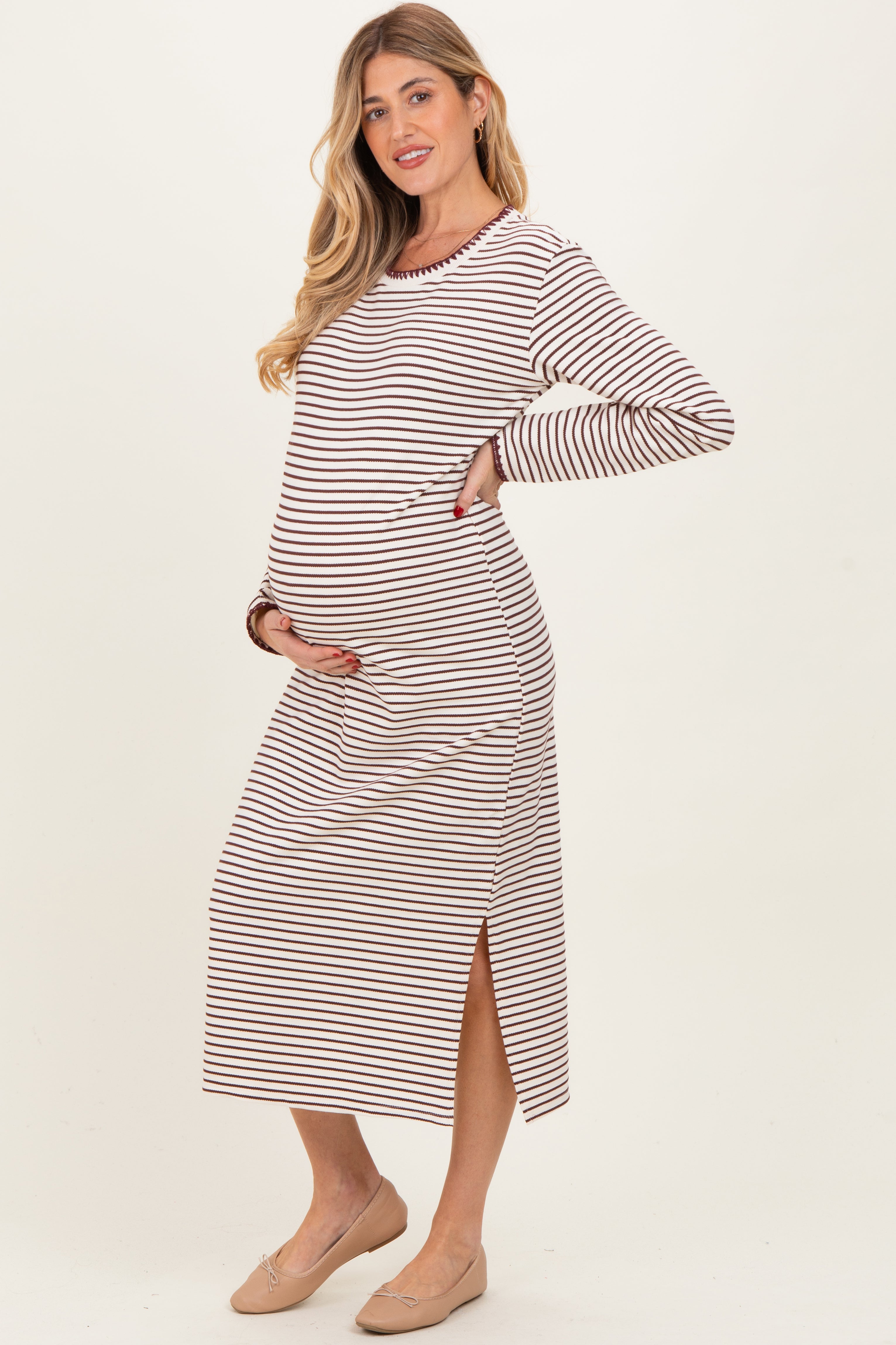 Cremefarbenes gestreiftes Umstands-Midikleid mit Ziernähten und langen Ärmeln