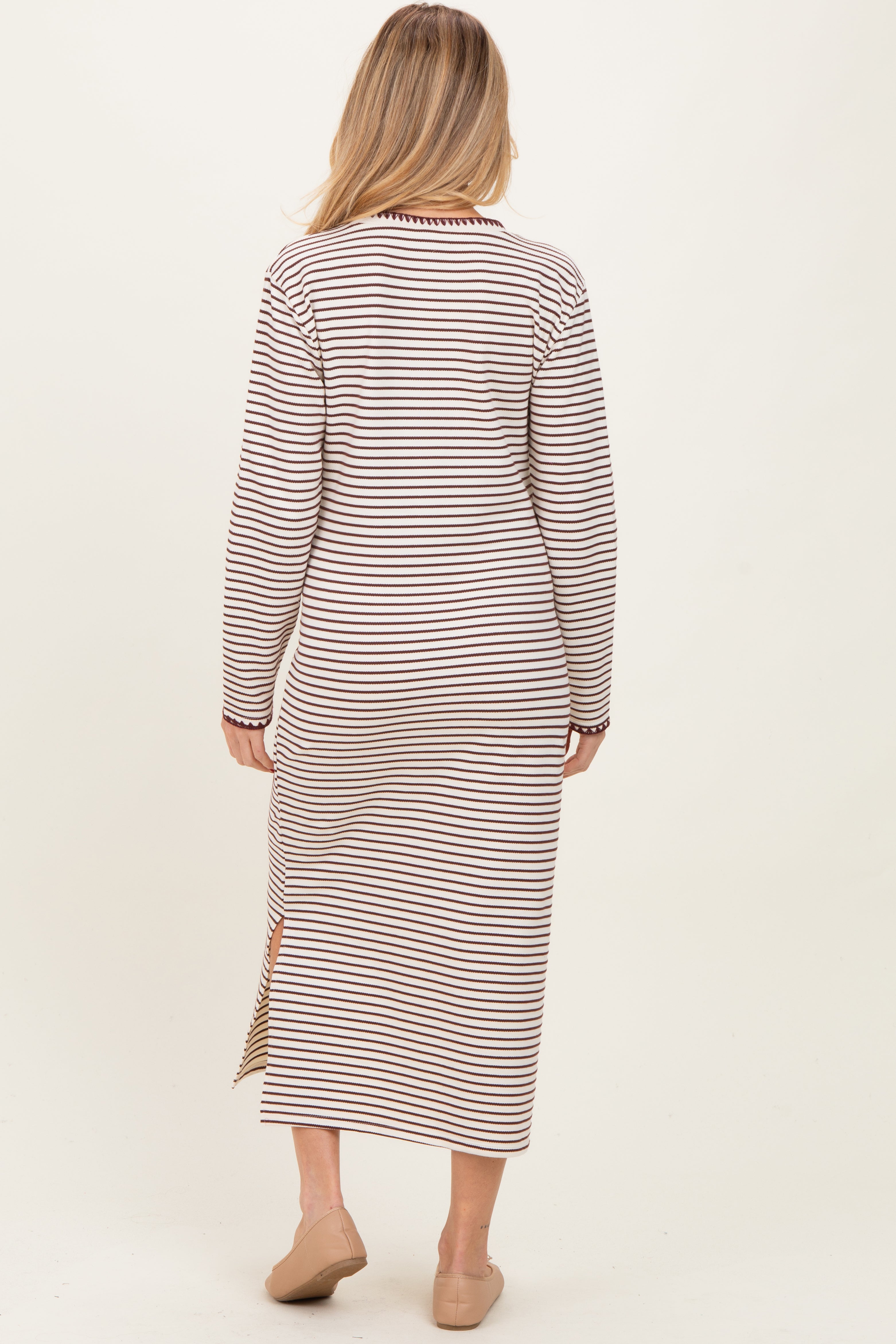 Cremefarbenes gestreiftes Umstands-Midikleid mit Ziernähten und langen Ärmeln