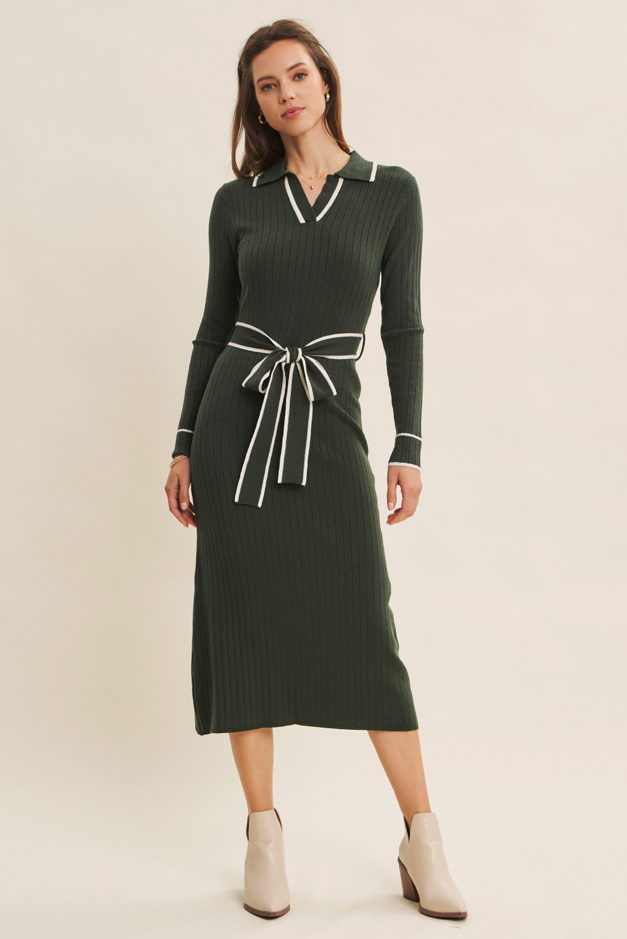 Dunkelgrünes figurbetontes Umstands-Pulloverkleid in Midilänge aus weichem Rippstrick