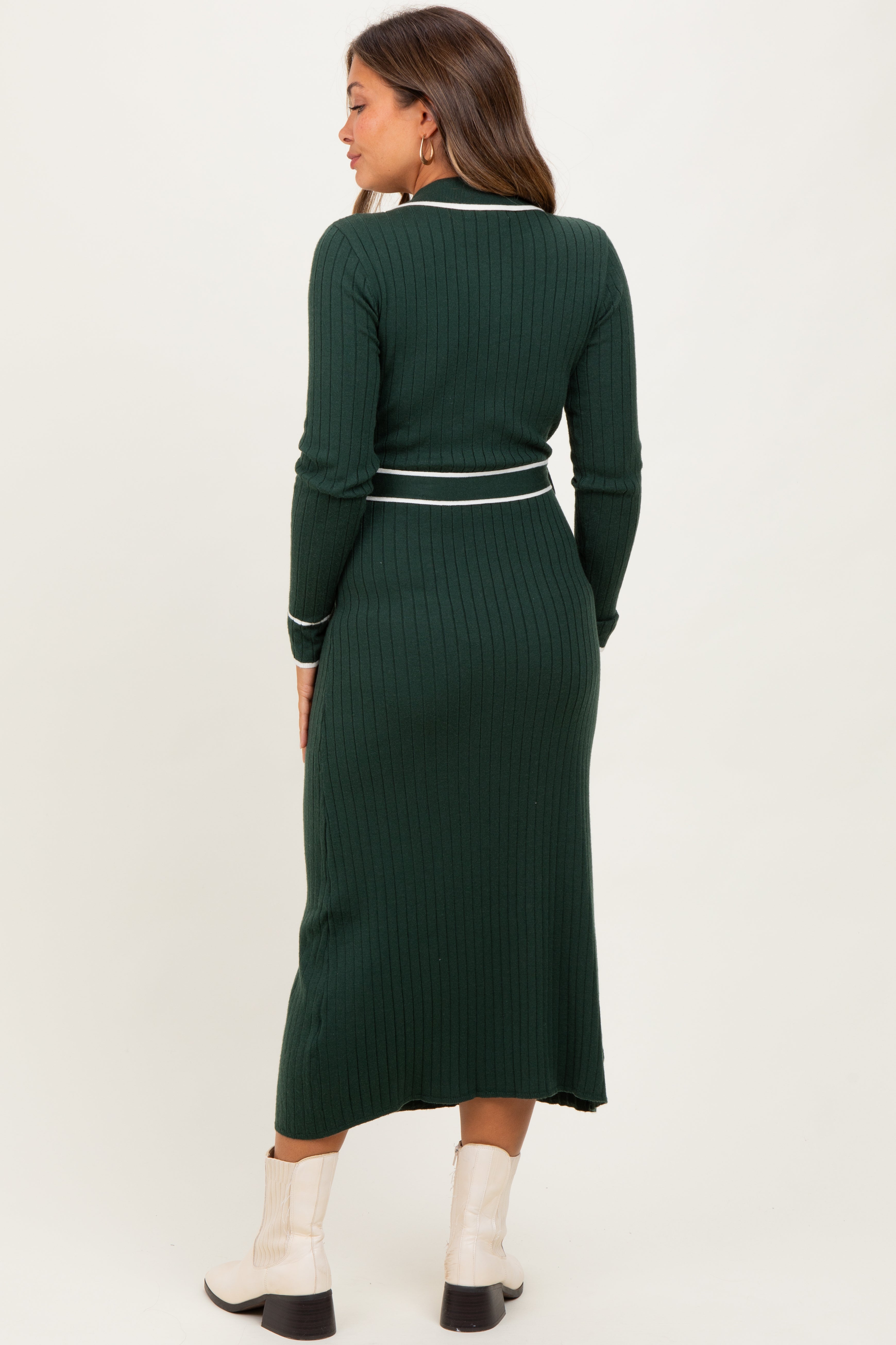 Dunkelgrünes figurbetontes Umstands-Pulloverkleid in Midilänge aus weichem Rippstrick
