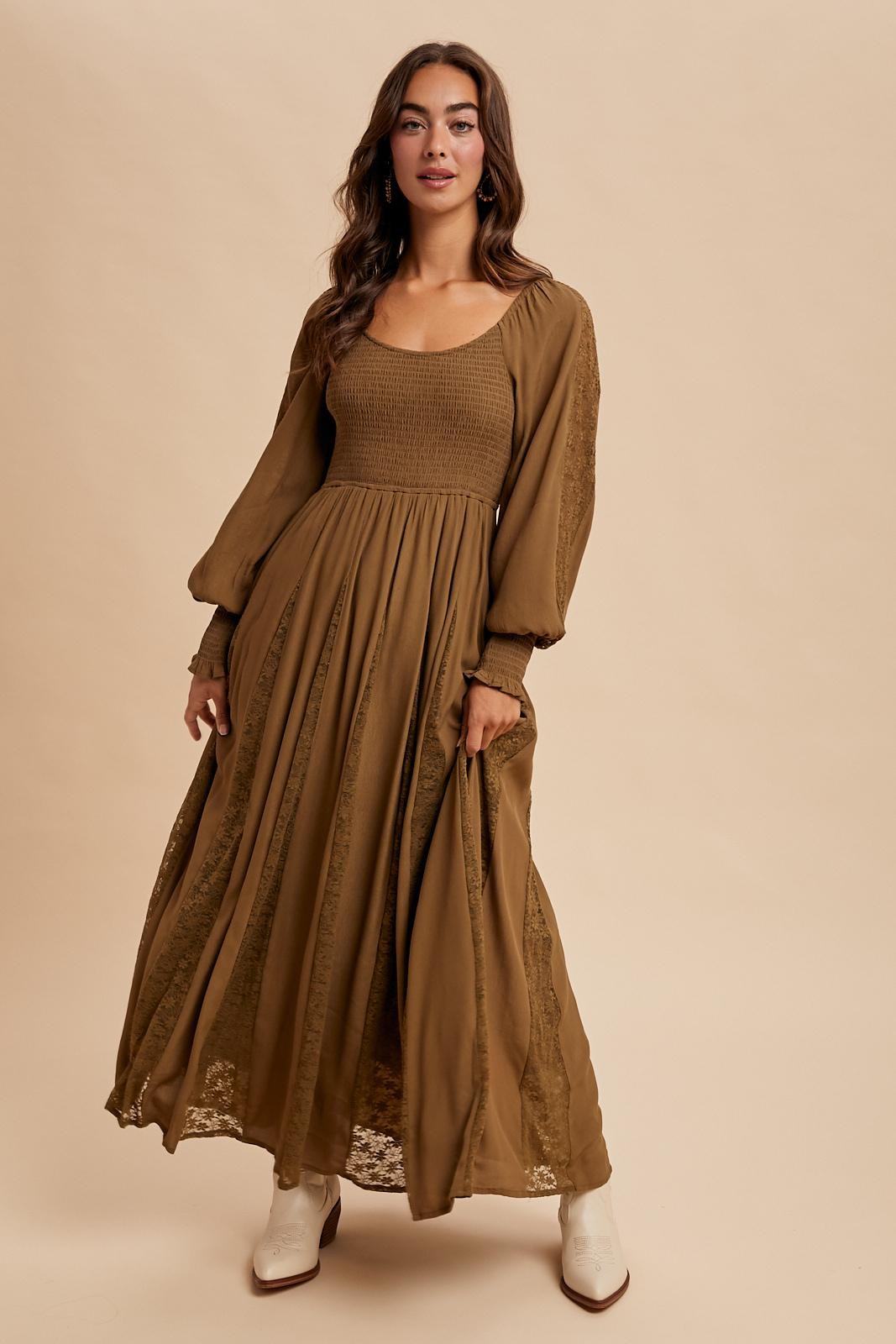 Braunes Umstands-Maxikleid mit Spitzeneinsätzen und Smok-Detail