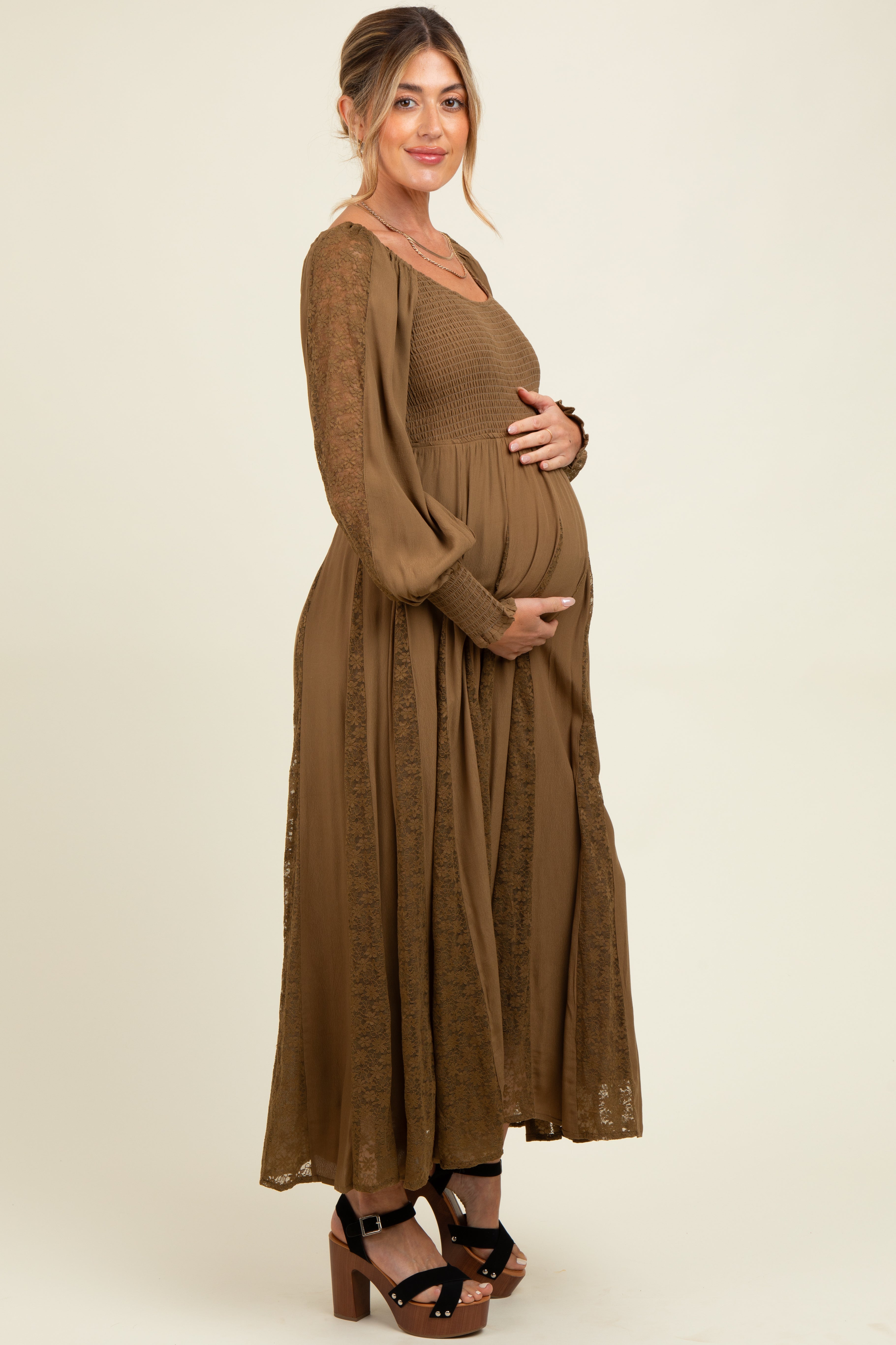 Braunes Umstands-Maxikleid mit Spitzeneinsätzen und Smok-Detail