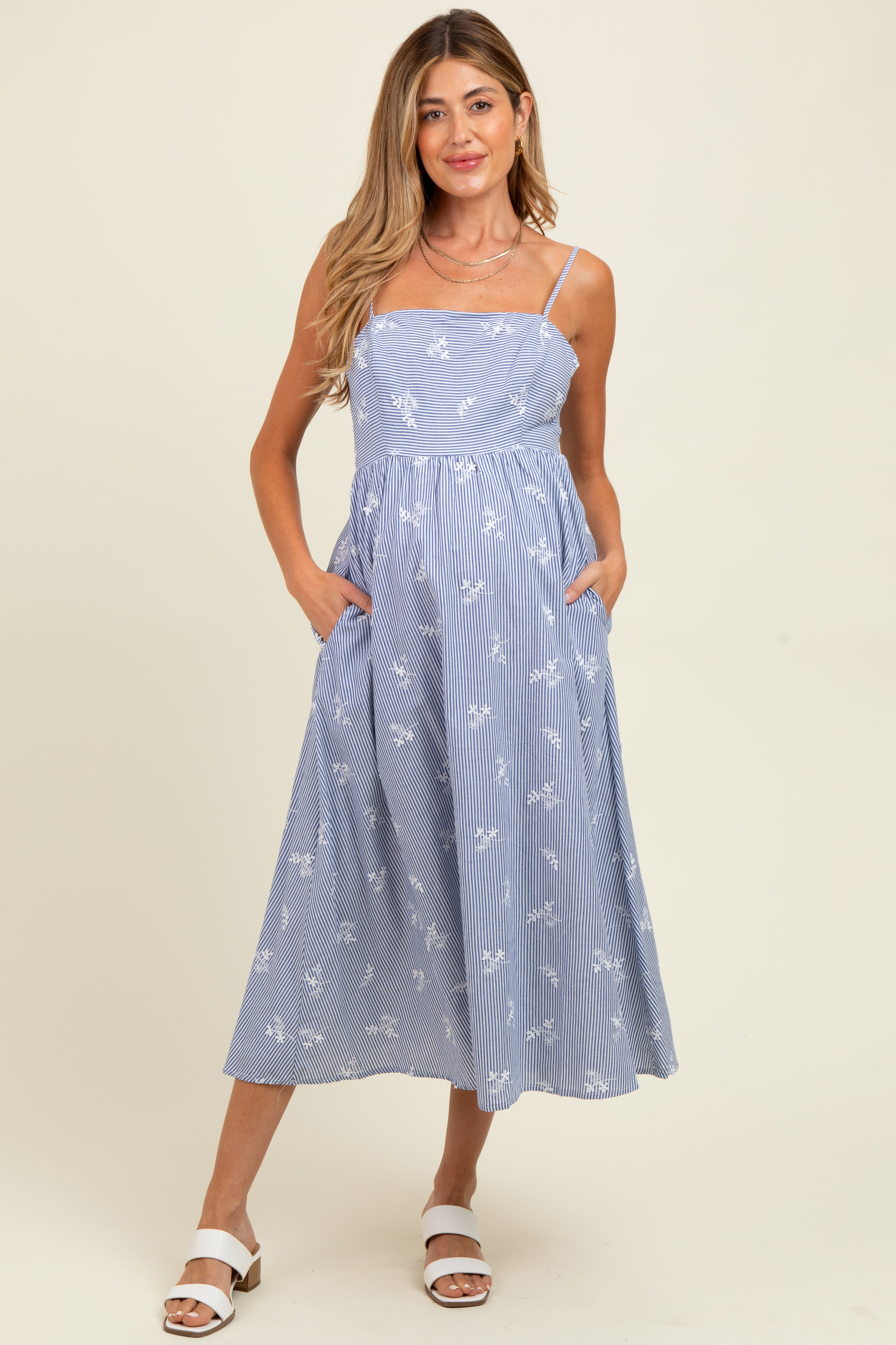Besticktes gestreiftes Umstands-Midikleid mit Rückenbindung und Cut-out in Blau