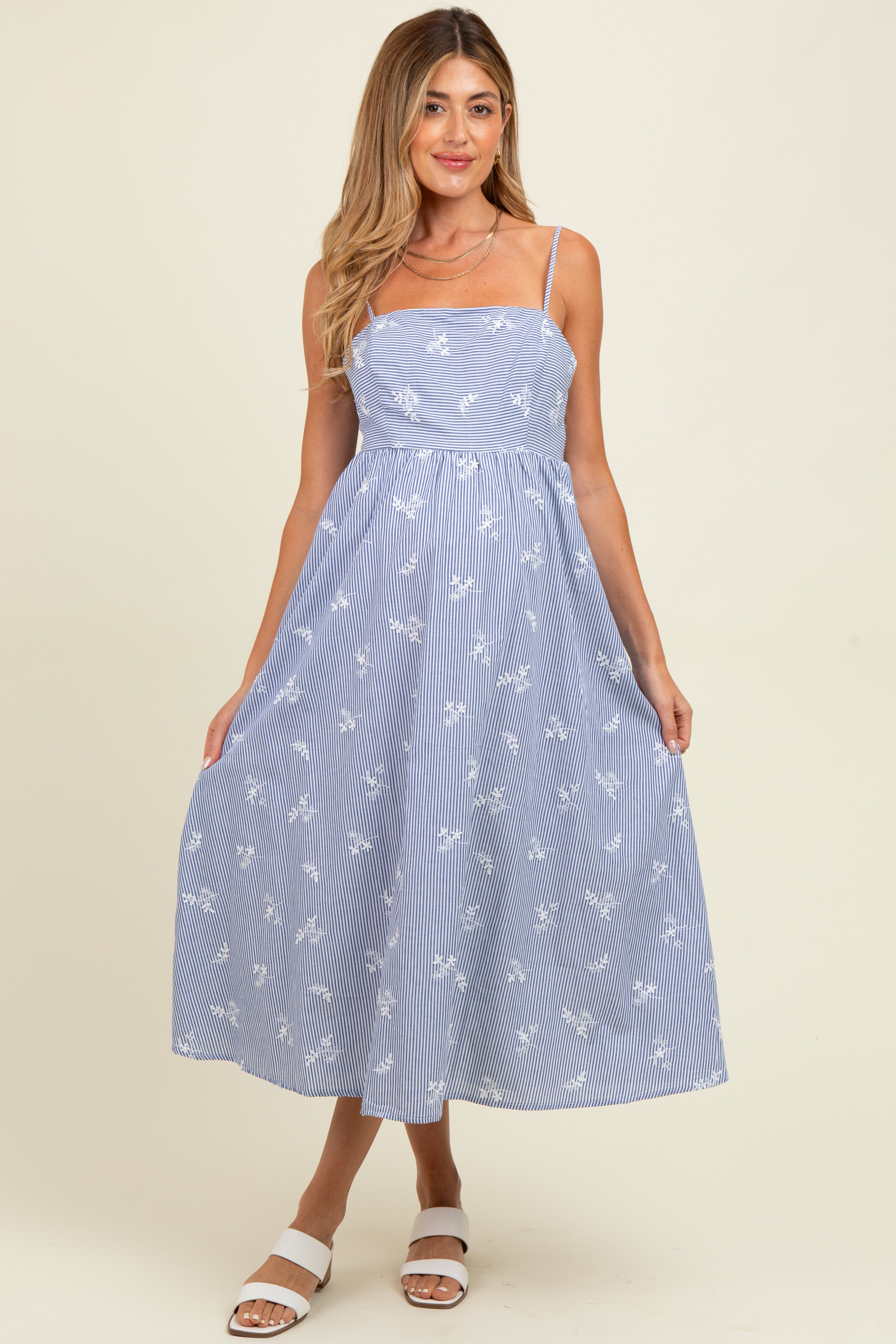 Besticktes gestreiftes Umstands-Midikleid mit Rückenbindung und Cut-out in Blau