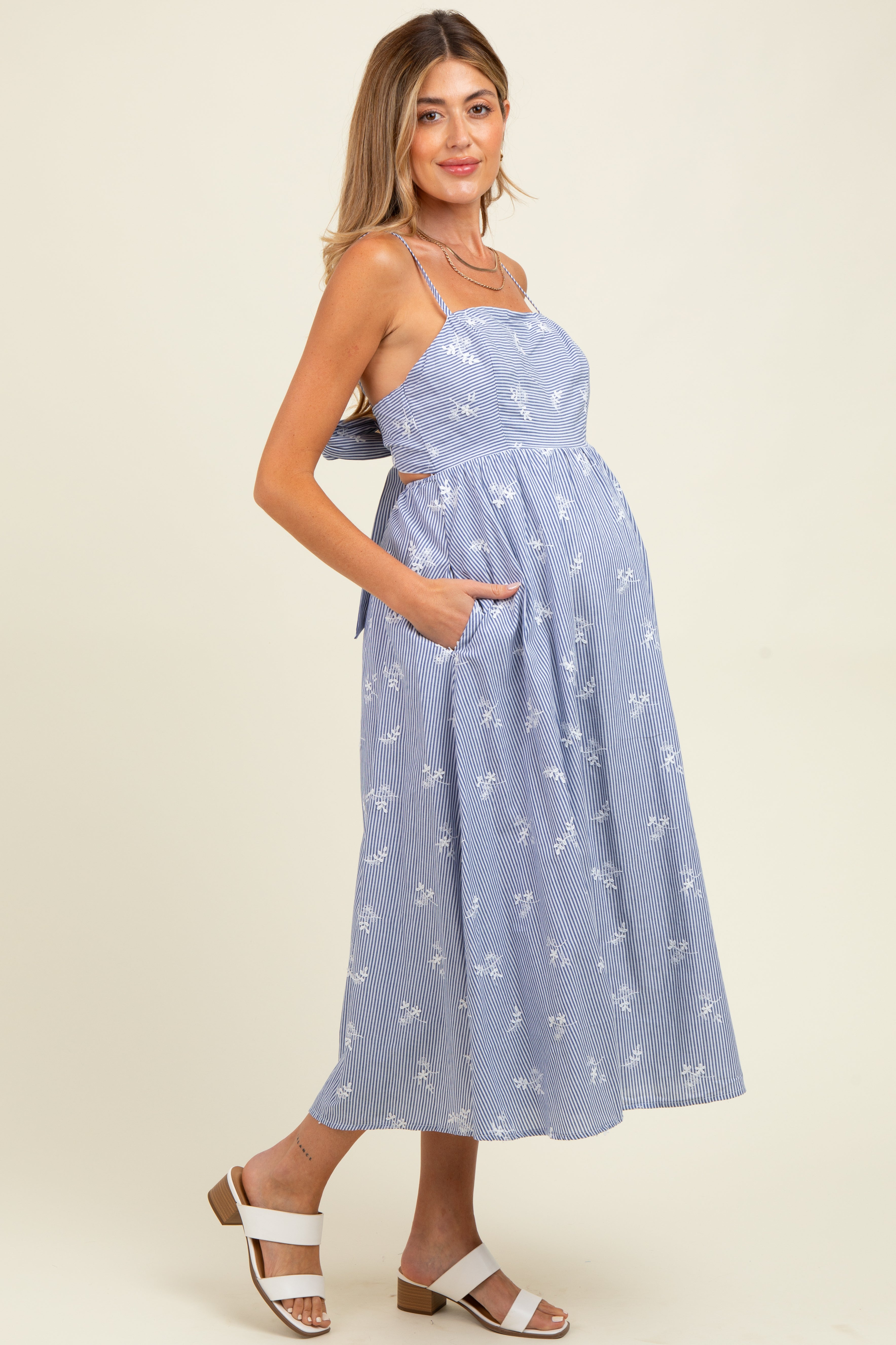 Besticktes gestreiftes Umstands-Midikleid mit Rückenbindung und Cut-out in Blau