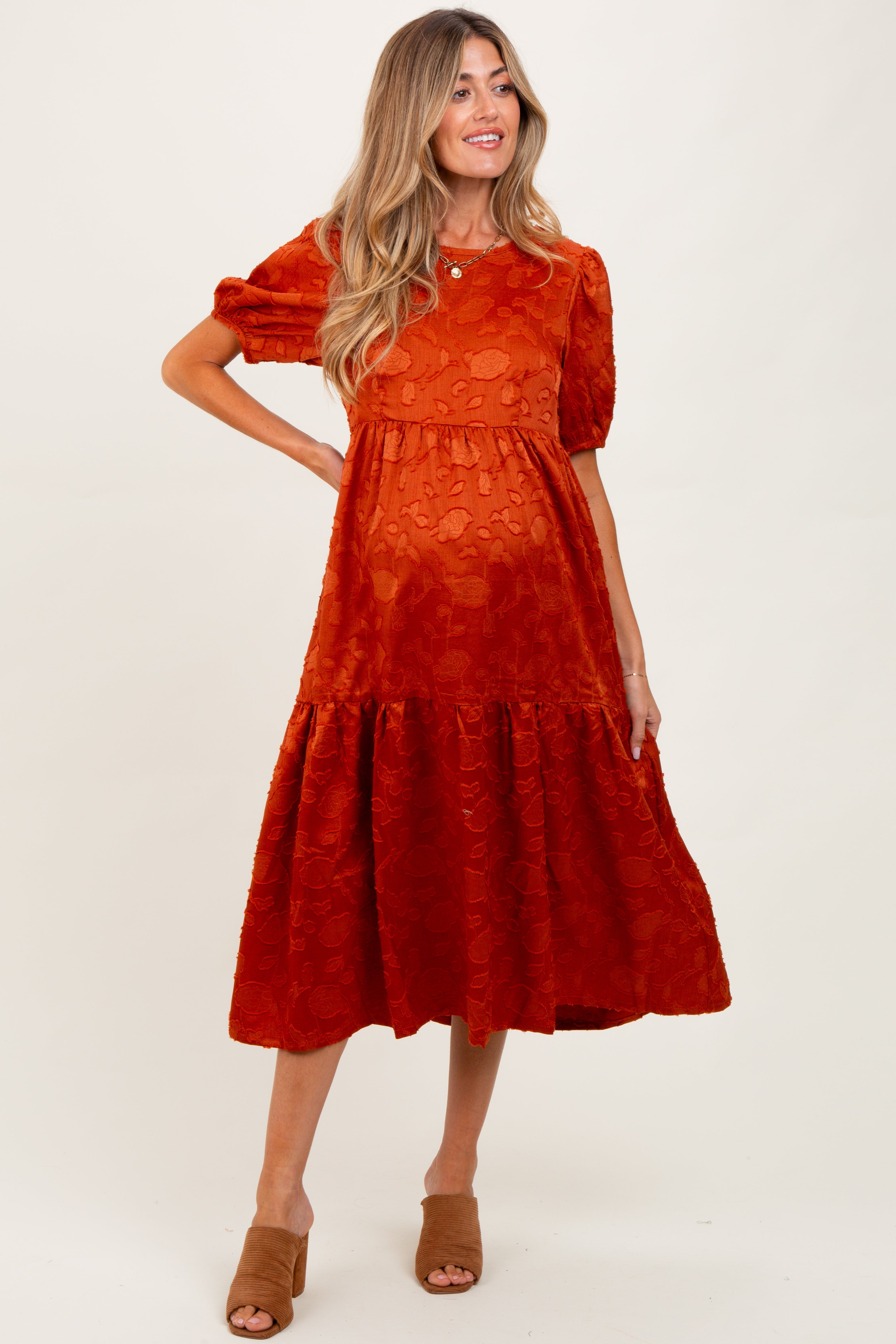 Rostrotes Umstands-Midikleid aus Blumen-Jacquard mit Bindedetail