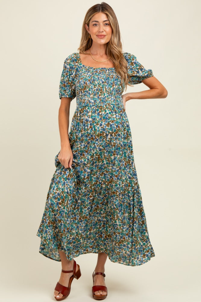 Geblümtes Umstands-Midikleid mit Smok-Detail und Stufenrock in Blau