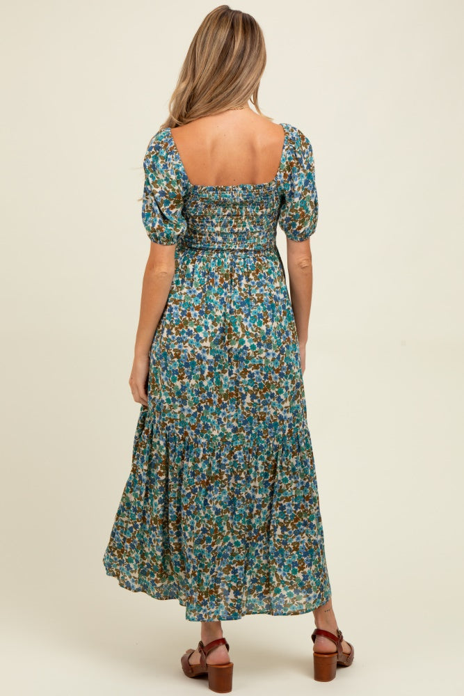 Geblümtes Umstands-Midikleid mit Smok-Detail und Stufenrock in Blau
