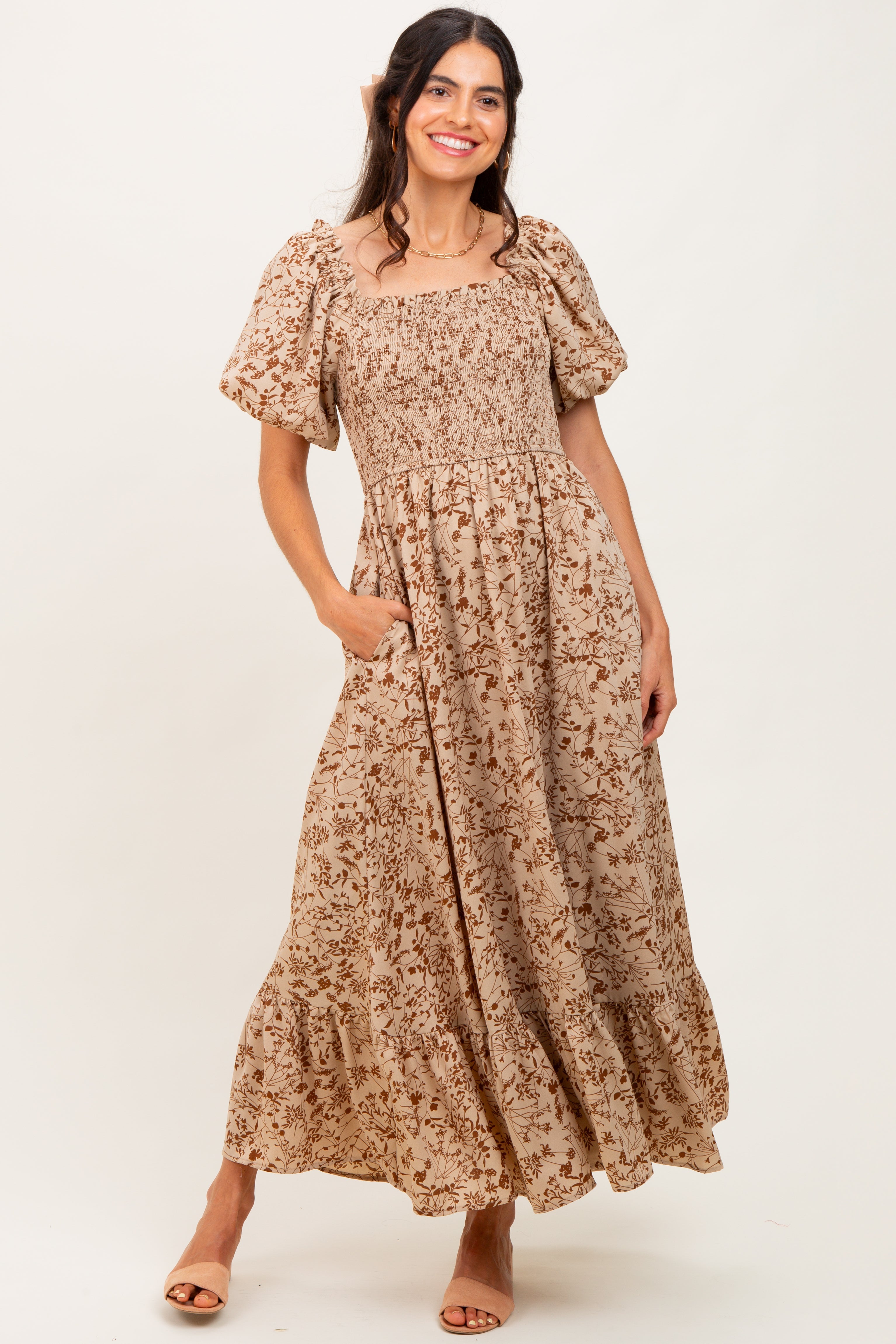 Mokkafarbenes Umstands-Maxikleid mit Blattmuster, Smok-Bund, eckigem Ausschnitt und Puffärmeln