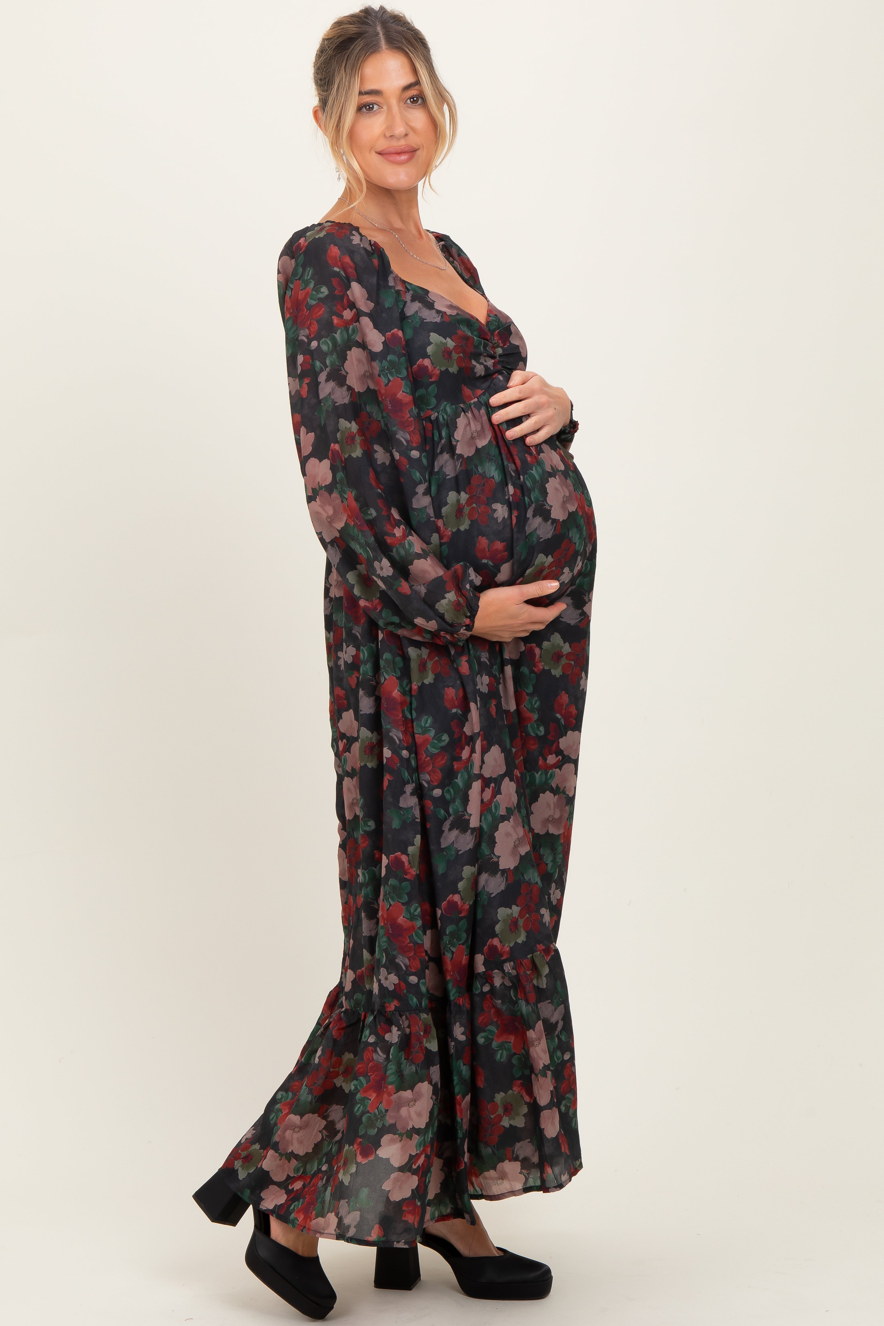 Schwarzes florales Umstands-Maxikleid mit Ballonärmeln und Herzausschnitt