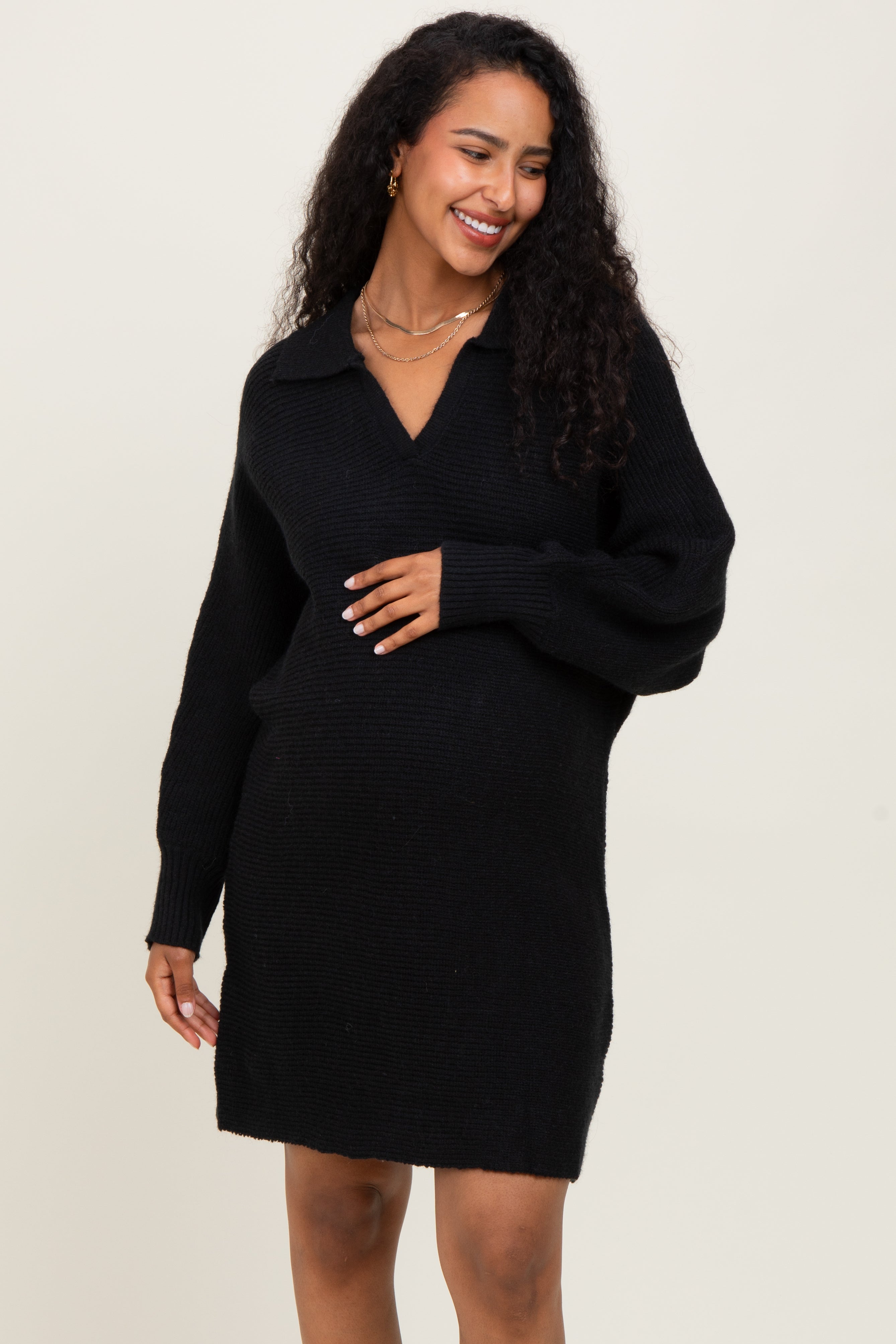 Schwarzes Umstands-Pulloverkleid aus Grobstrick mit Kragen