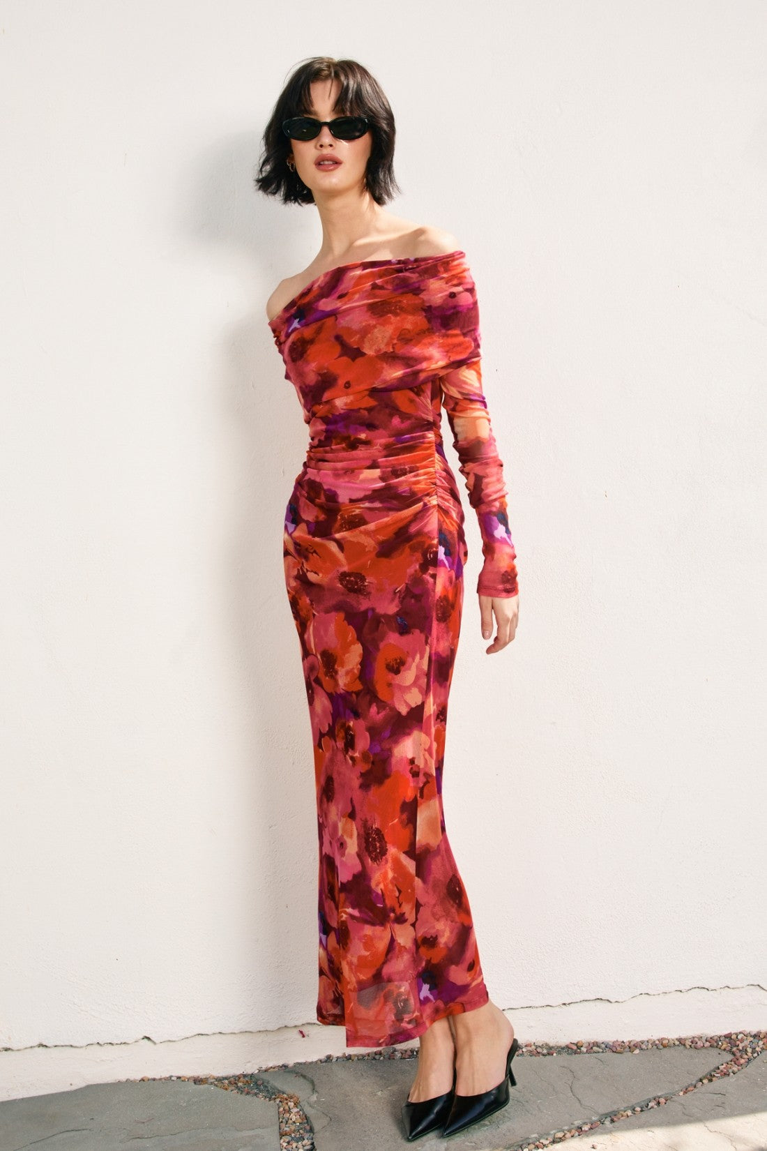 Rotes Umstands-Maxikleid aus Mesh mit Blumenmuster und Off-Shoulder-Ausschnitt