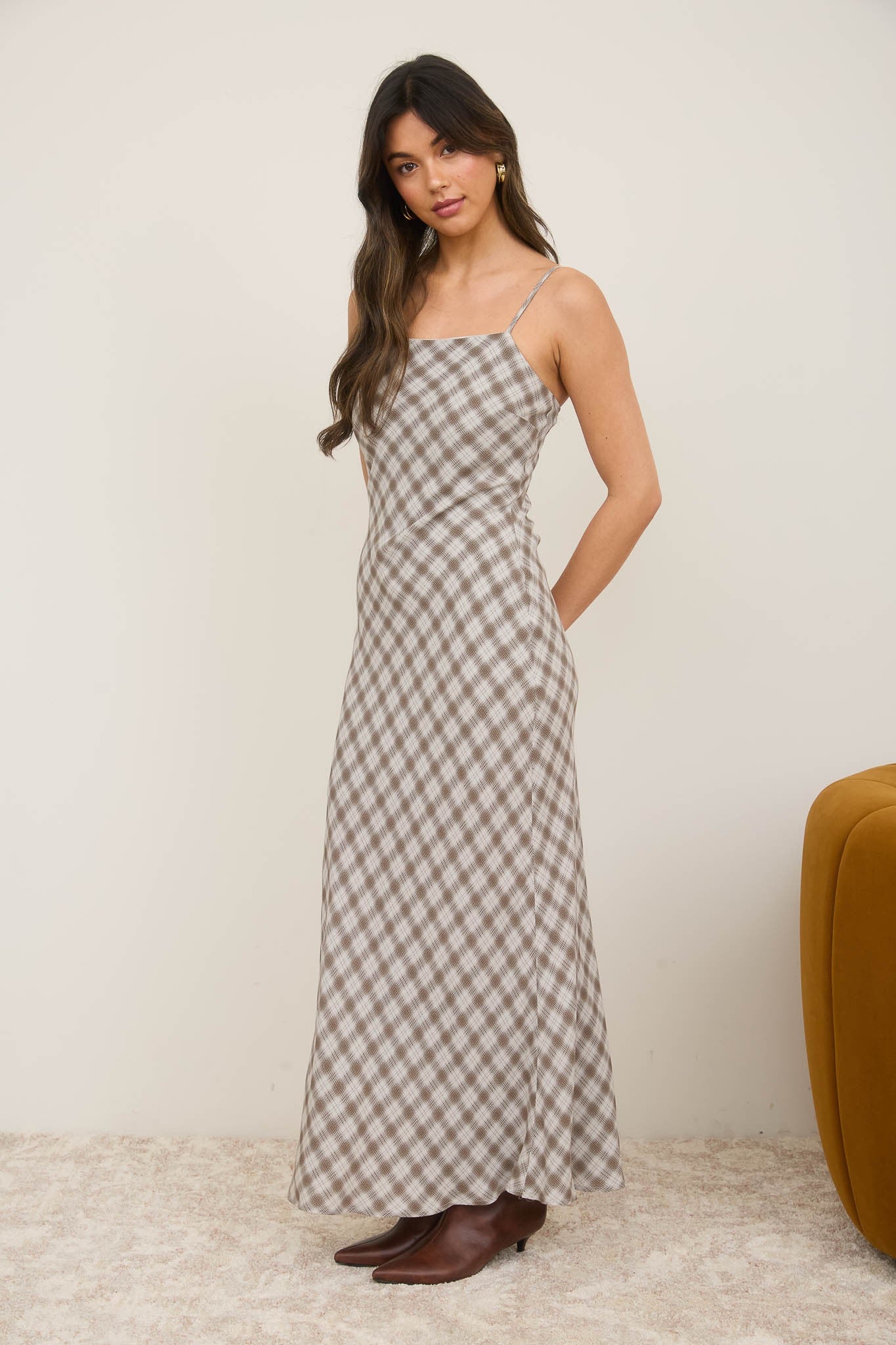 Cremefarbenes ärmelloses Umstands-Maxikleid mit Karomuster