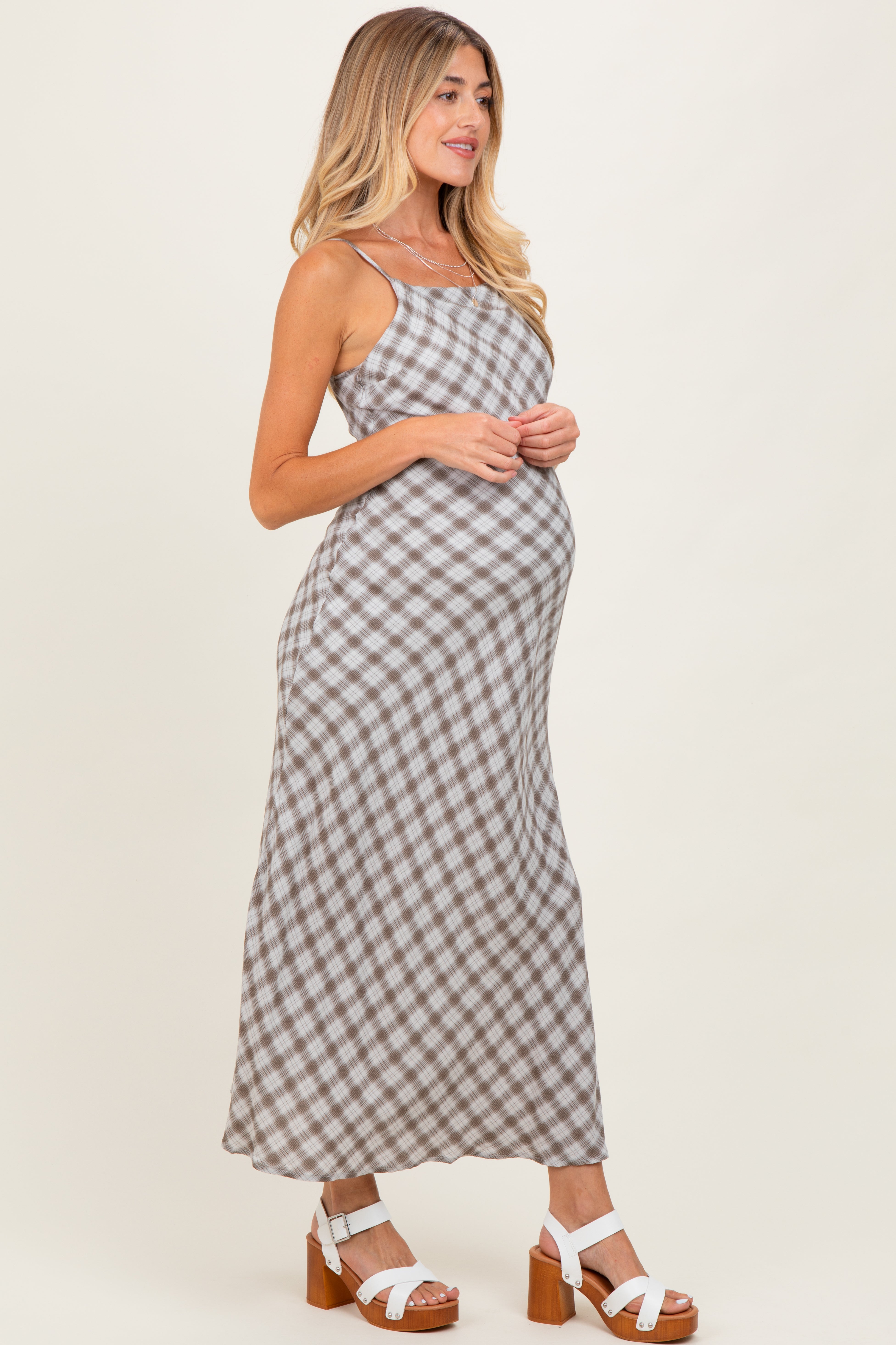 Cremefarbenes ärmelloses Umstands-Maxikleid mit Karomuster