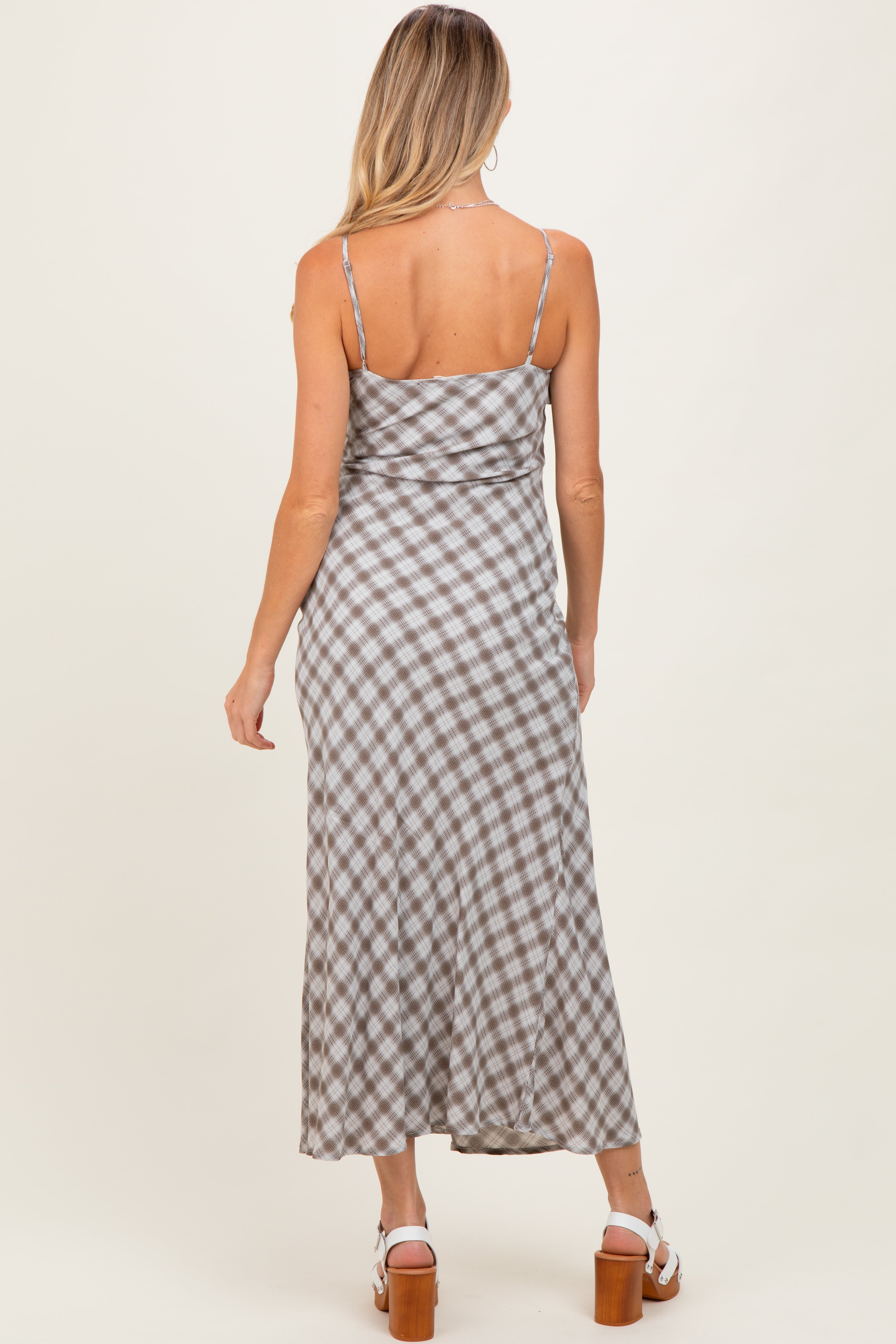 Cremefarbenes ärmelloses Umstands-Maxikleid mit Karomuster