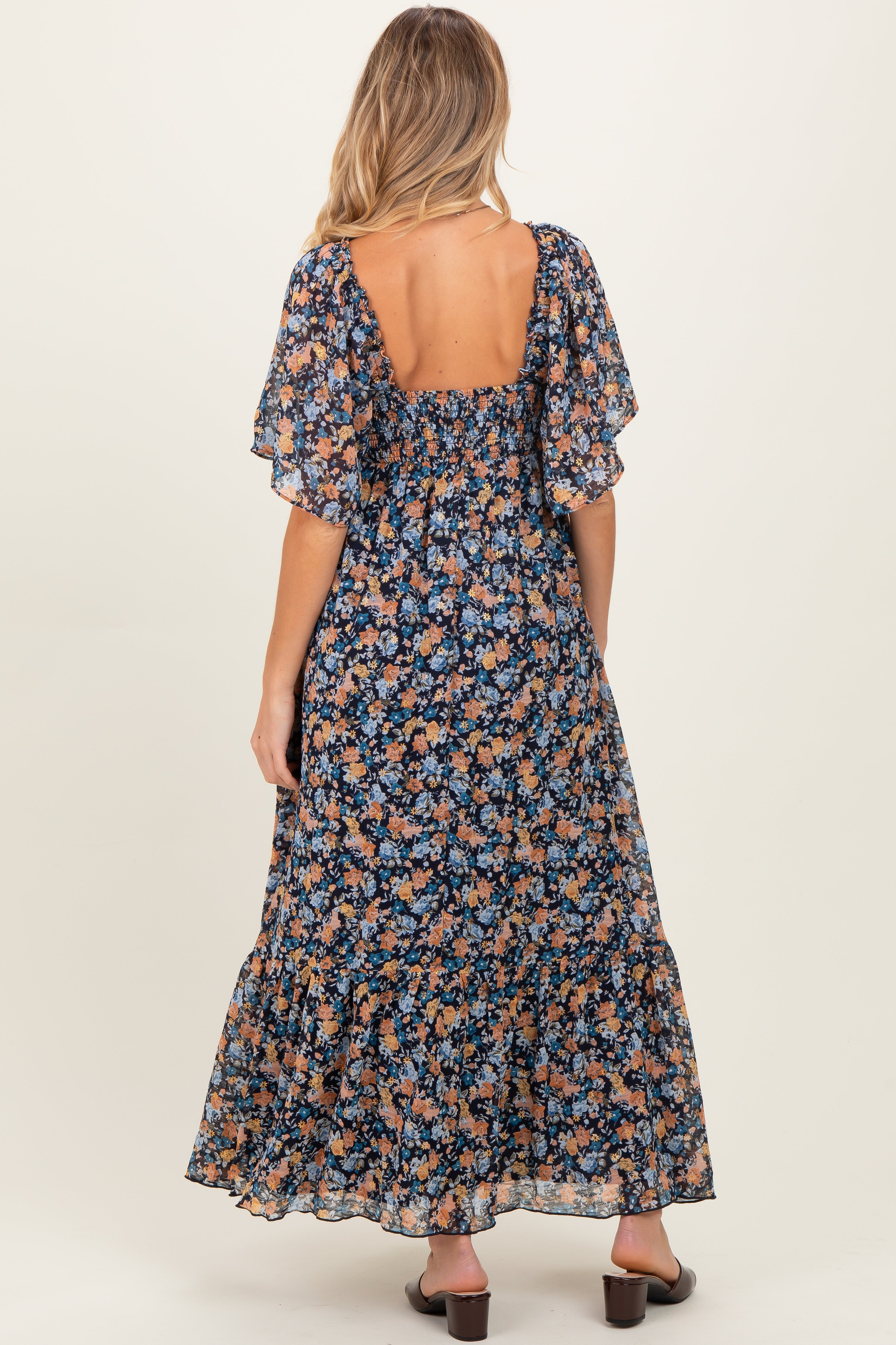 Marineblaues florales Umstands-Maxikleid mit Herzausschnitt und Flatterärmeln