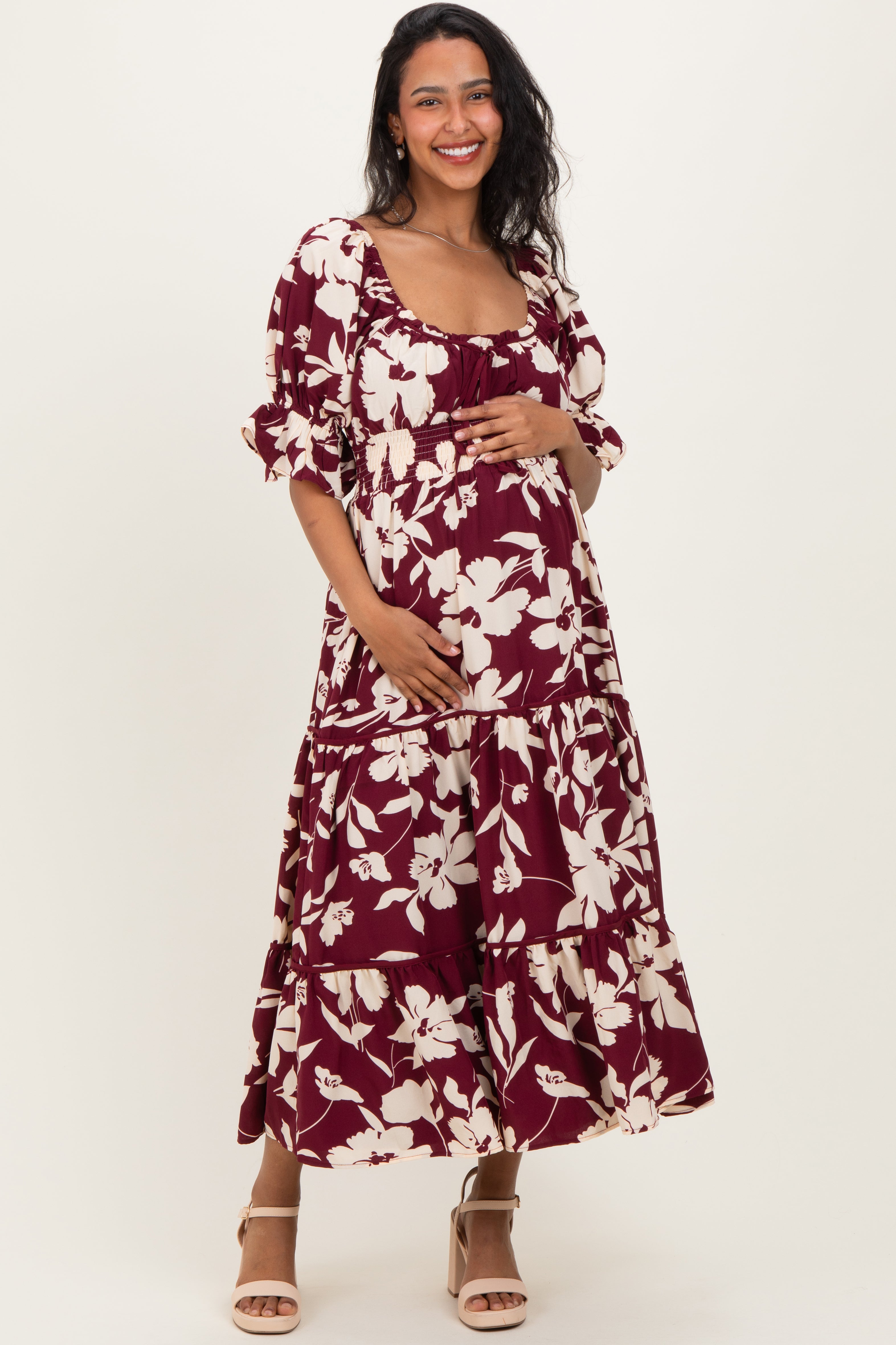 geblumtes-umstands-maxikleid-mit-kurzen-armeln-eckigem-ausschnitt-und-stufenrock