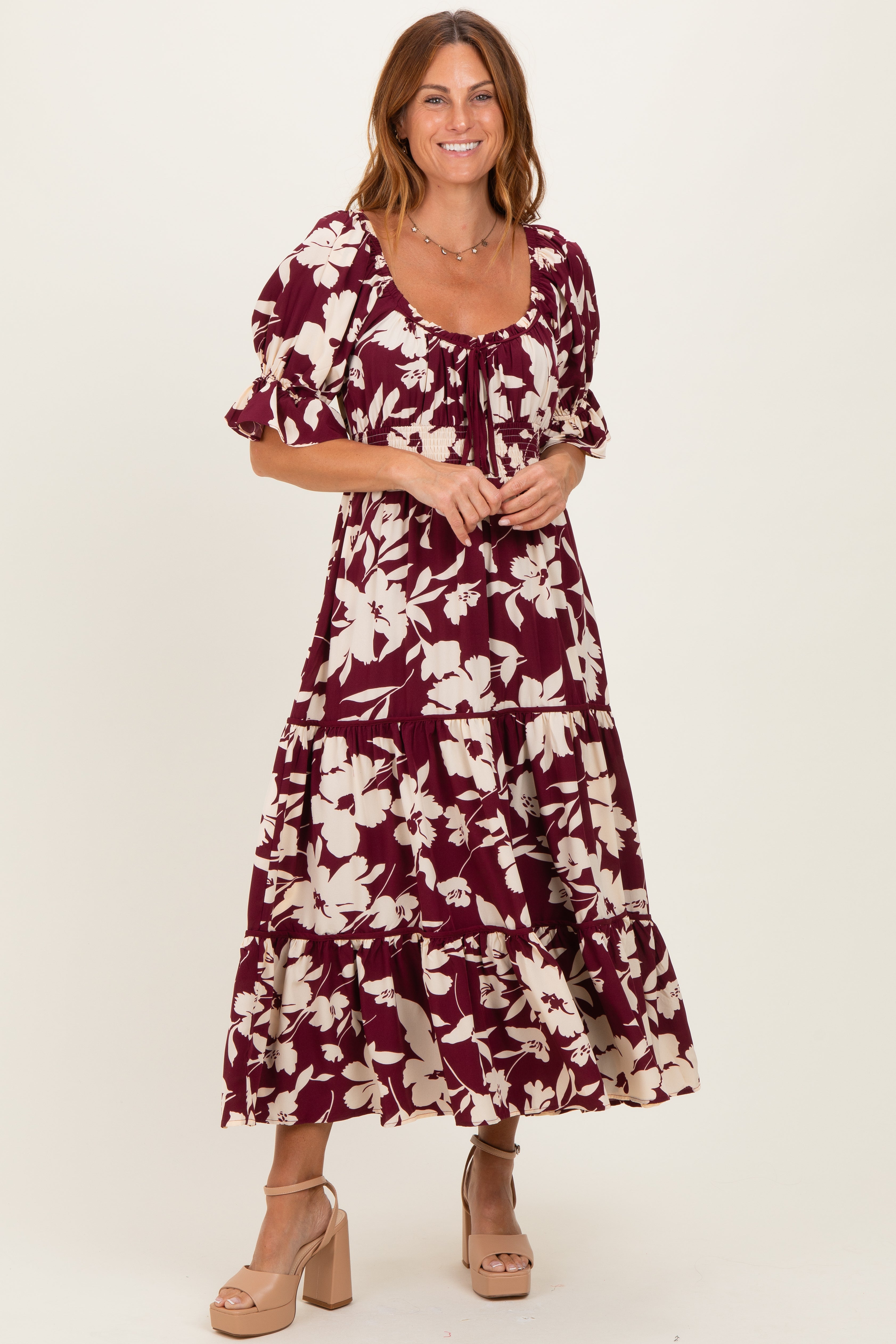 geblumtes-umstands-maxikleid-mit-kurzen-armeln-eckigem-ausschnitt-und-stufenrock
