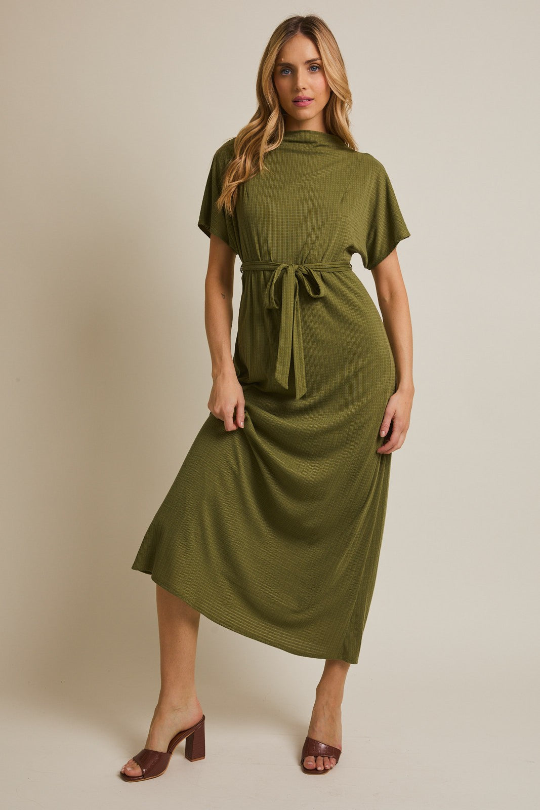 Olivfarbenes Umstands-Maxikleid mit Karomuster, drapiertem Ausschnitt und Bindegürtel