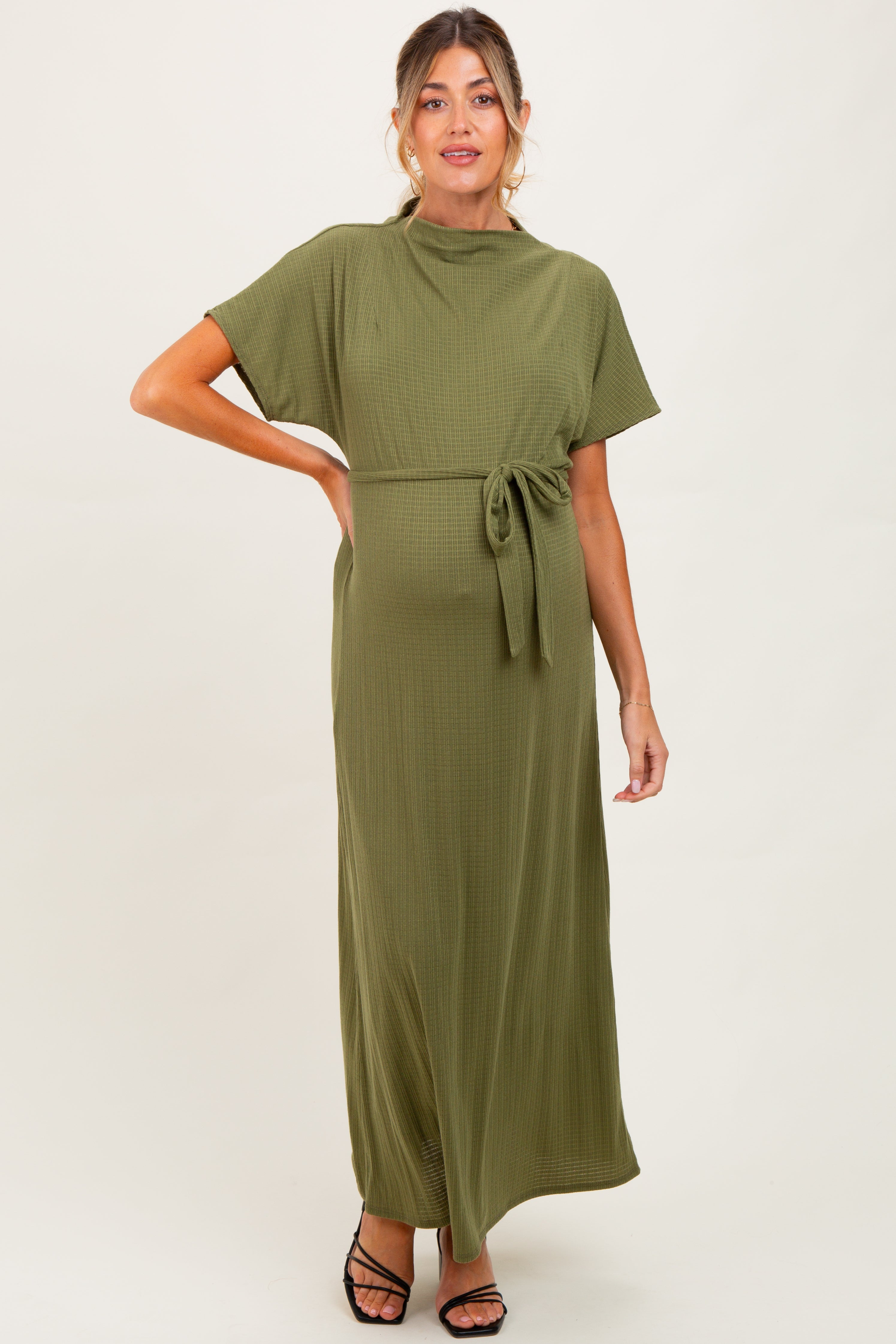 Olivfarbenes Umstands-Maxikleid mit Karomuster, drapiertem Ausschnitt und Bindegürtel