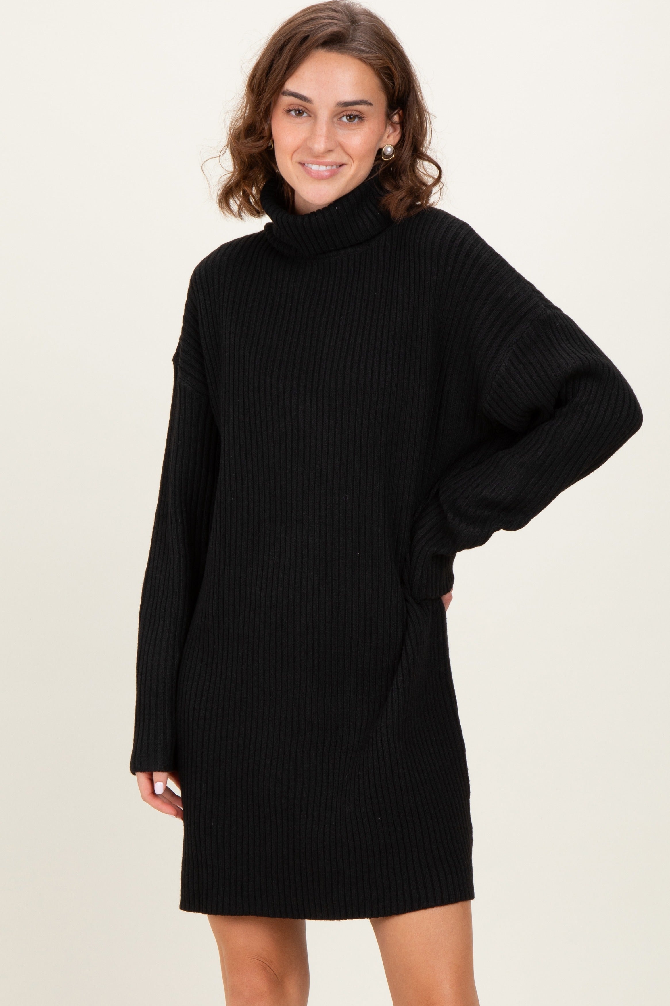 Schwarzes Umstands-Pulloverkleid aus grobem Strick mit Rollkragen