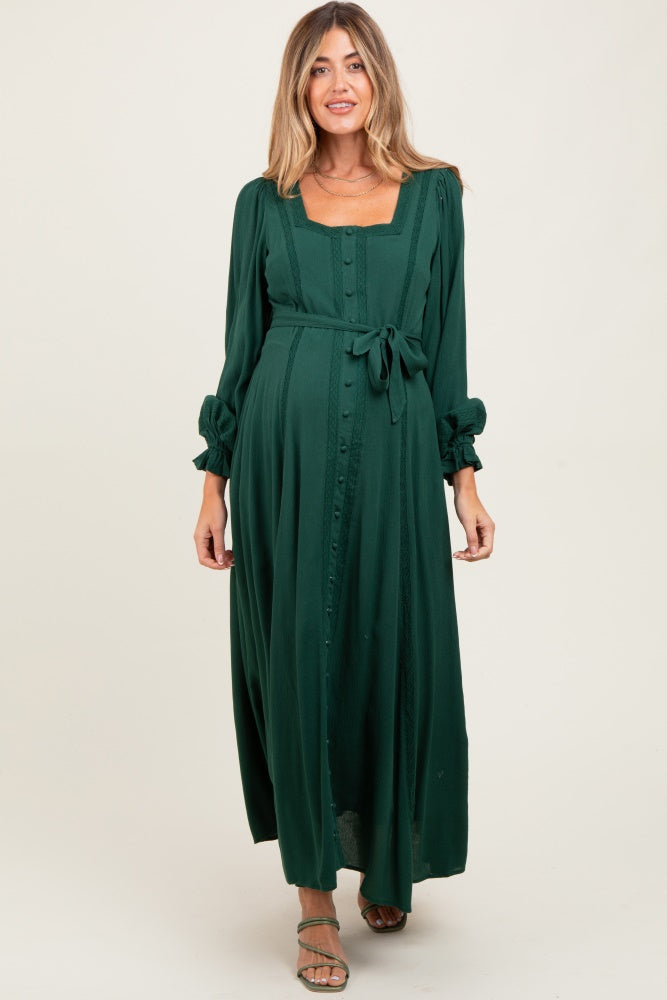 Umstands-Maxikleid zum Durchknöpfen mit Spitzendetail in Waldgrün