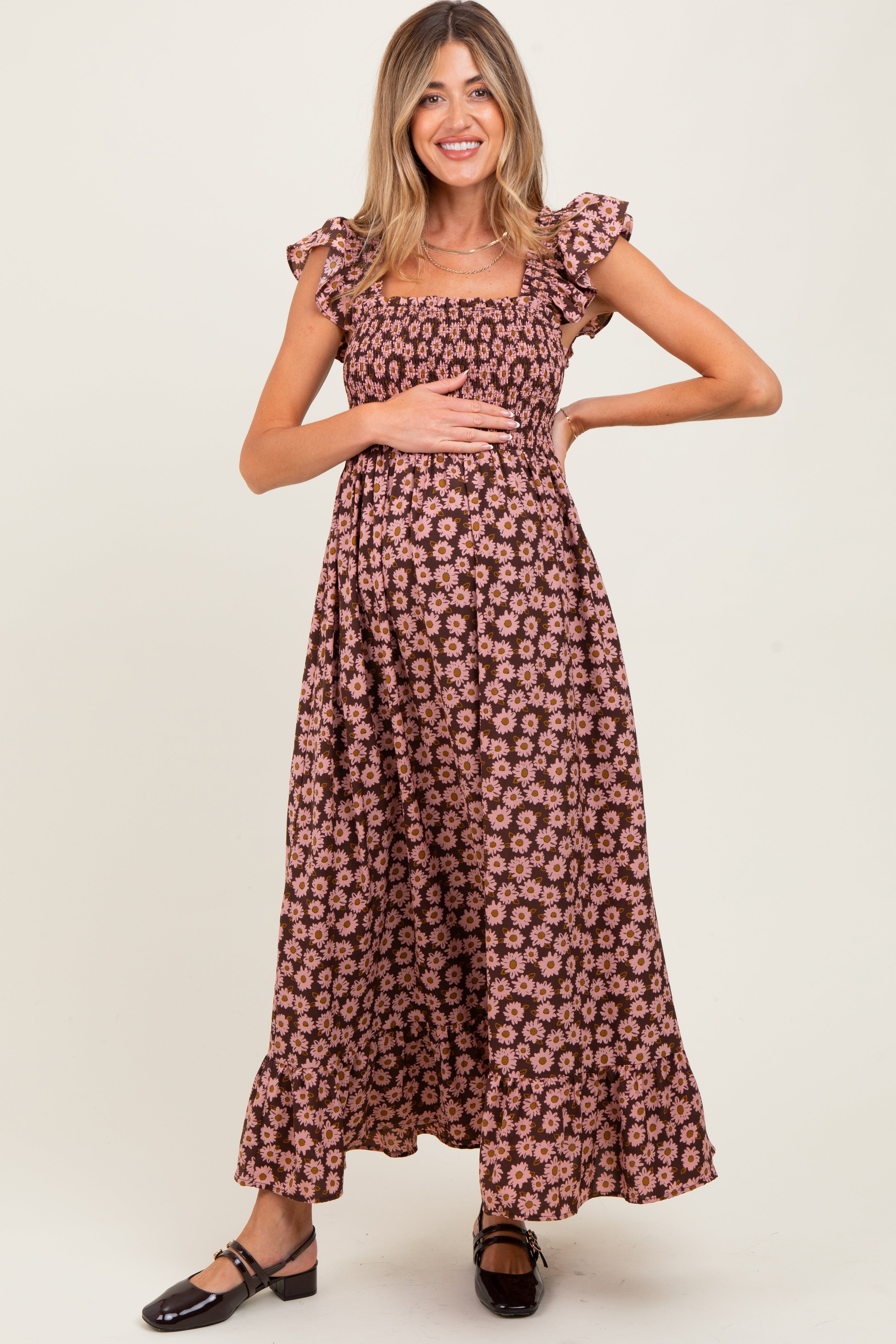 Geschmocktes Umstands-Midikleid mit Blumenmuster in Braun