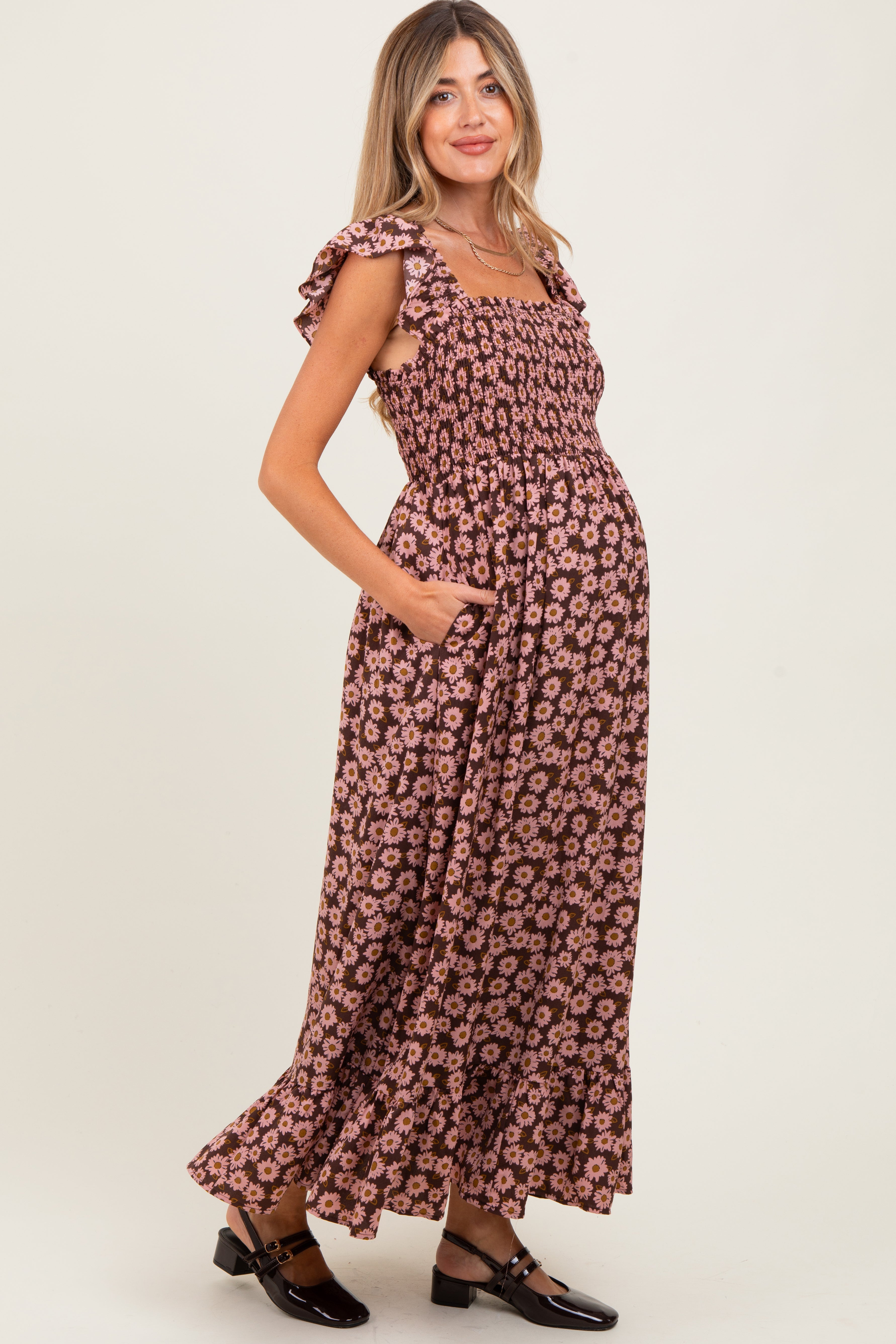 Geschmocktes Umstands-Midikleid mit Blumenmuster in Braun