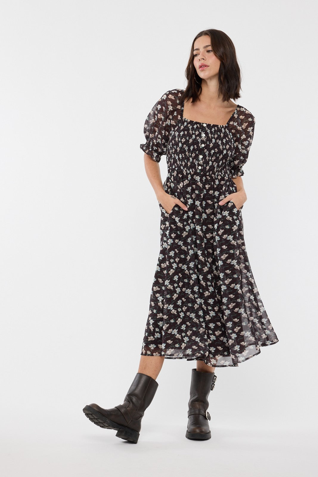Braunes Umstands-Midikleid mit Blumenmuster, Smok-Detail und Puffärmeln